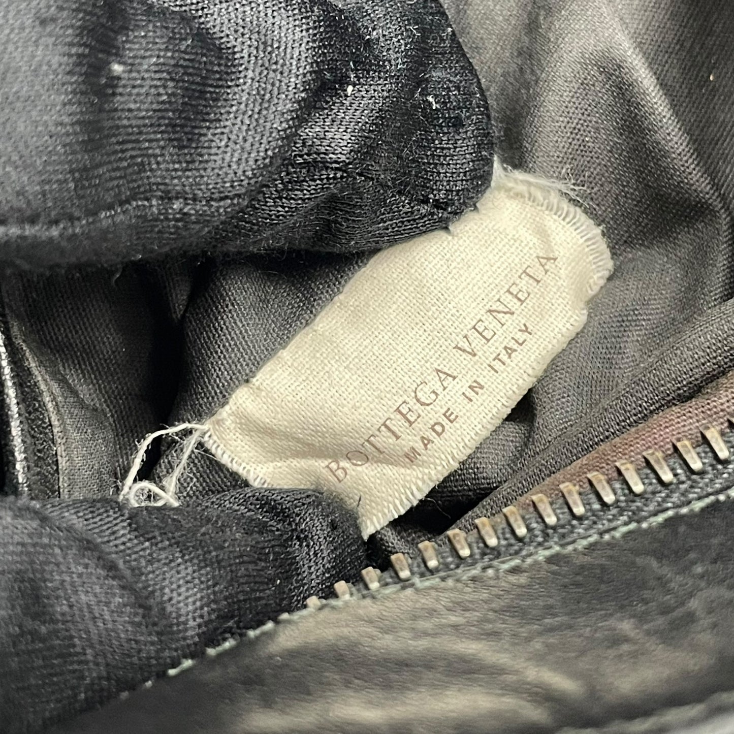 美品 BOTTEGA VENETA ボッテガヴェネタ イントレチャート ショルダーバッグ 276356 レザー 本革 ブラック 黒 ブラック金具 斜め掛け可 サコッシュ メンズ レディース K3