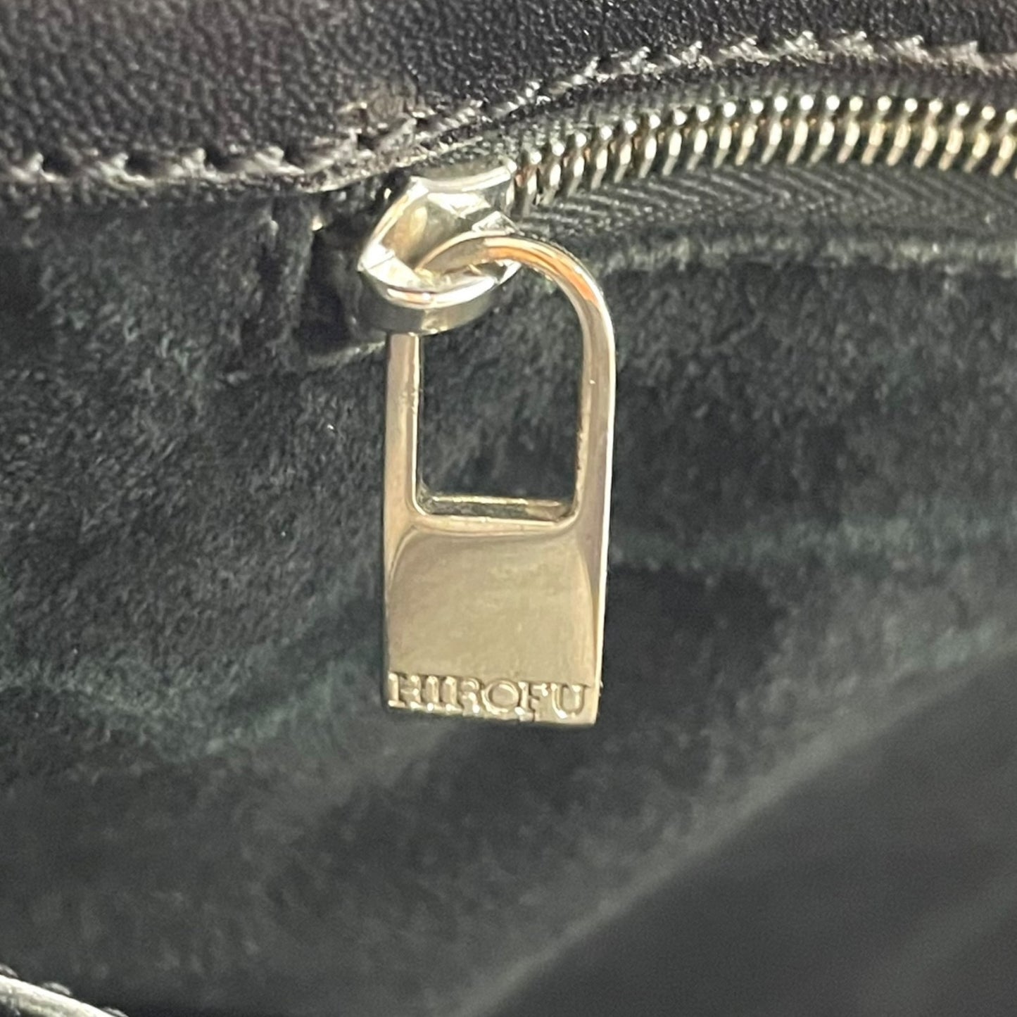 美品 HIROFU ヒロフ トートバッグ ハンドバッグ Hロゴ 黒 ブラック レザー シルバー金具 手提げ A4収納可 レディース H