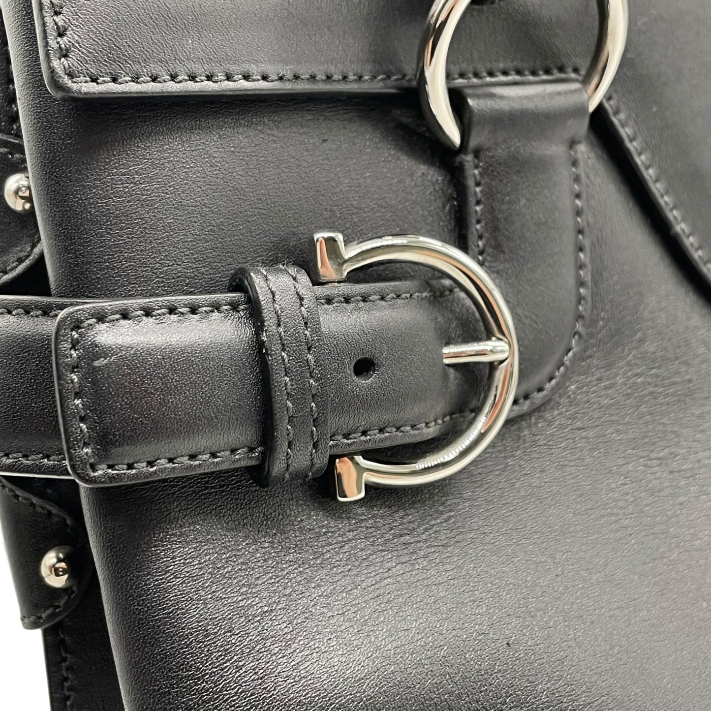 極美品 Salvatore Ferragamo フェラガモ ガンチーニ ハンドバッグ ワンショルダー 黒 ブラック レザー シルバー金具 DY-21 肩掛け可 メンズ レディース E