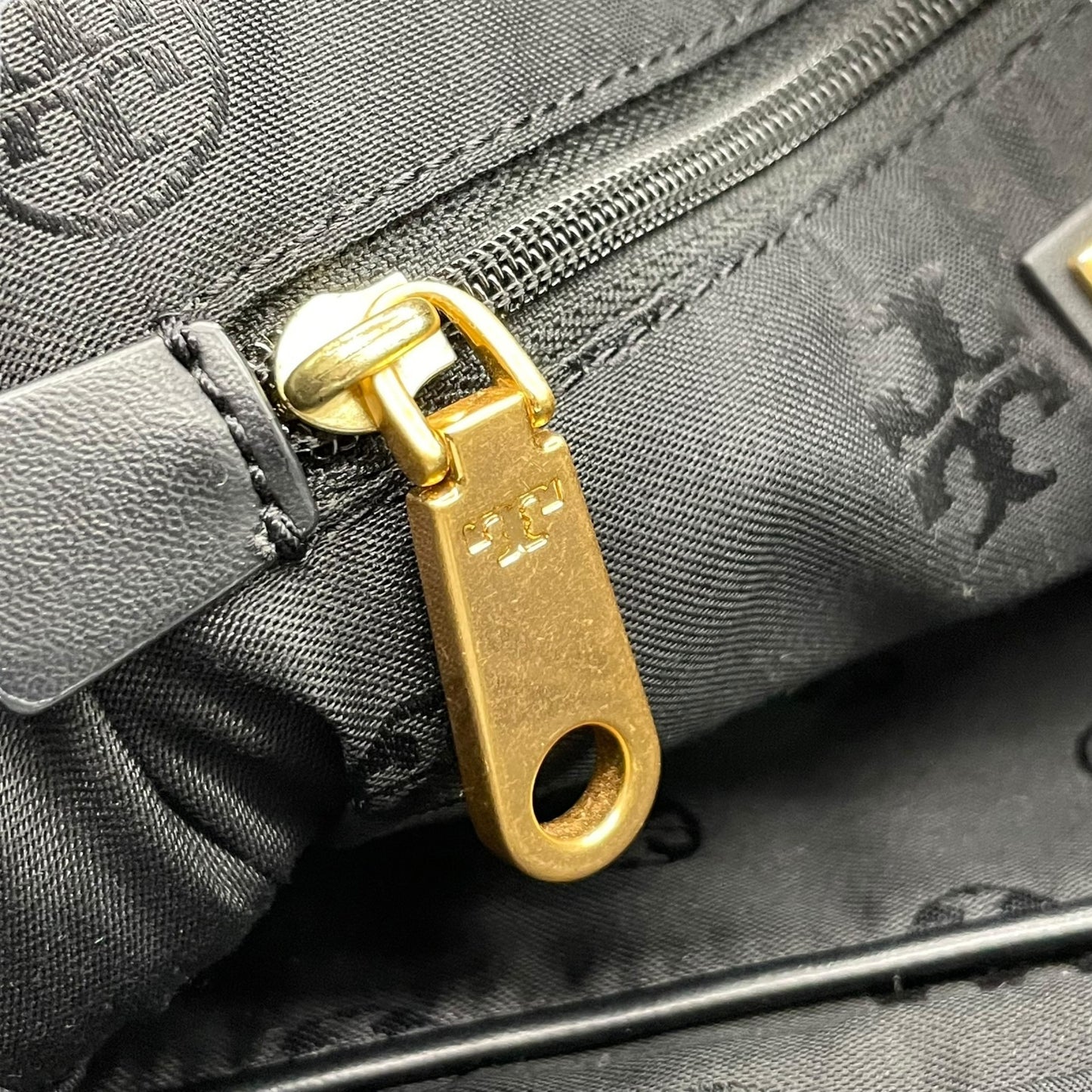 美品 TORY BURCH トリーバーチ エラ トートバッグ ブラック ナイロン レザー ゴールド金具 ロゴ 肩掛け可 レディース U17