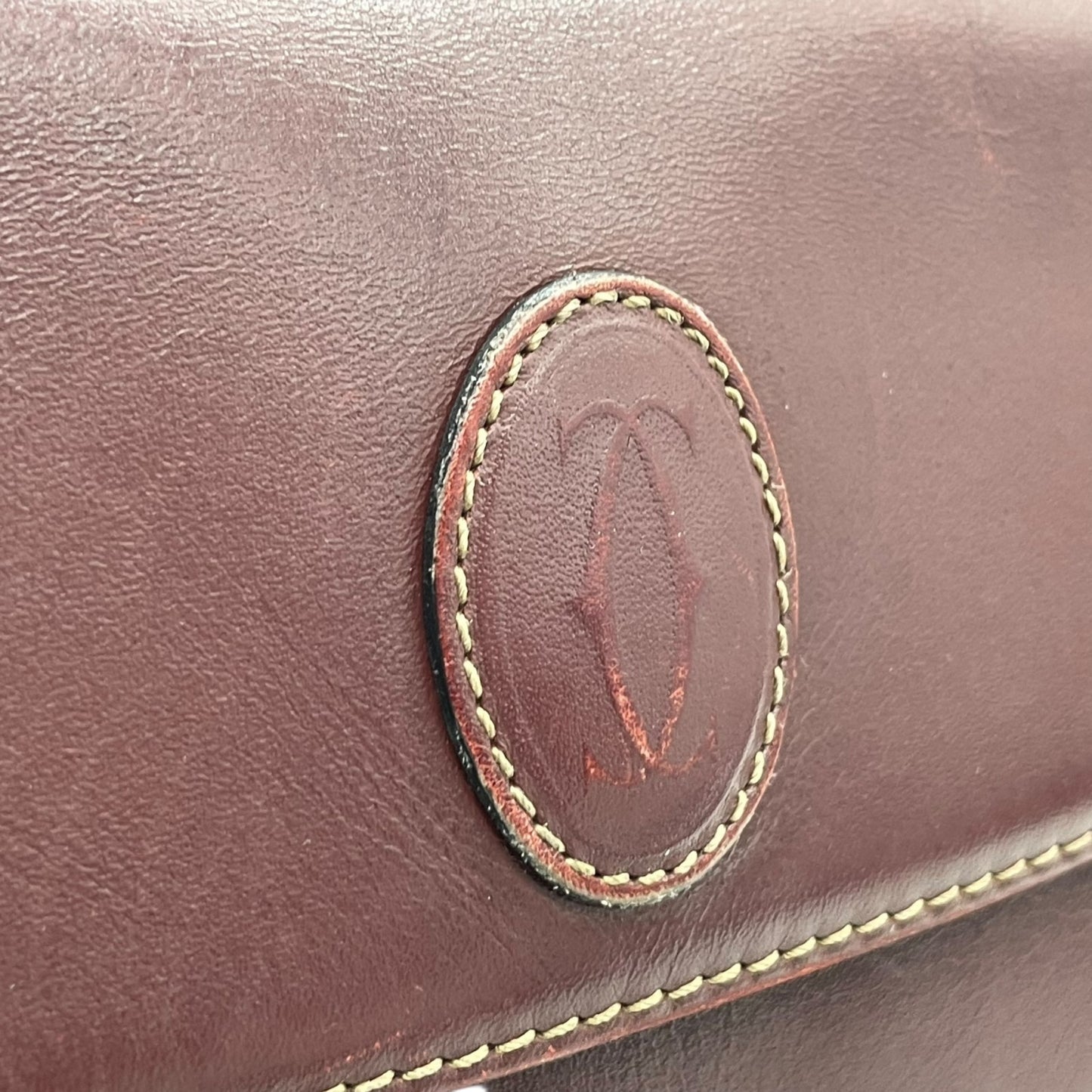 美品 Cartier カルティエ マストライン ショルダーバッグ 赤 ボルドー ワインレッド レザー ゴールド金具 ロゴ 2Cモチーフ カメラバッグ 斜め掛け可 レディース Z1