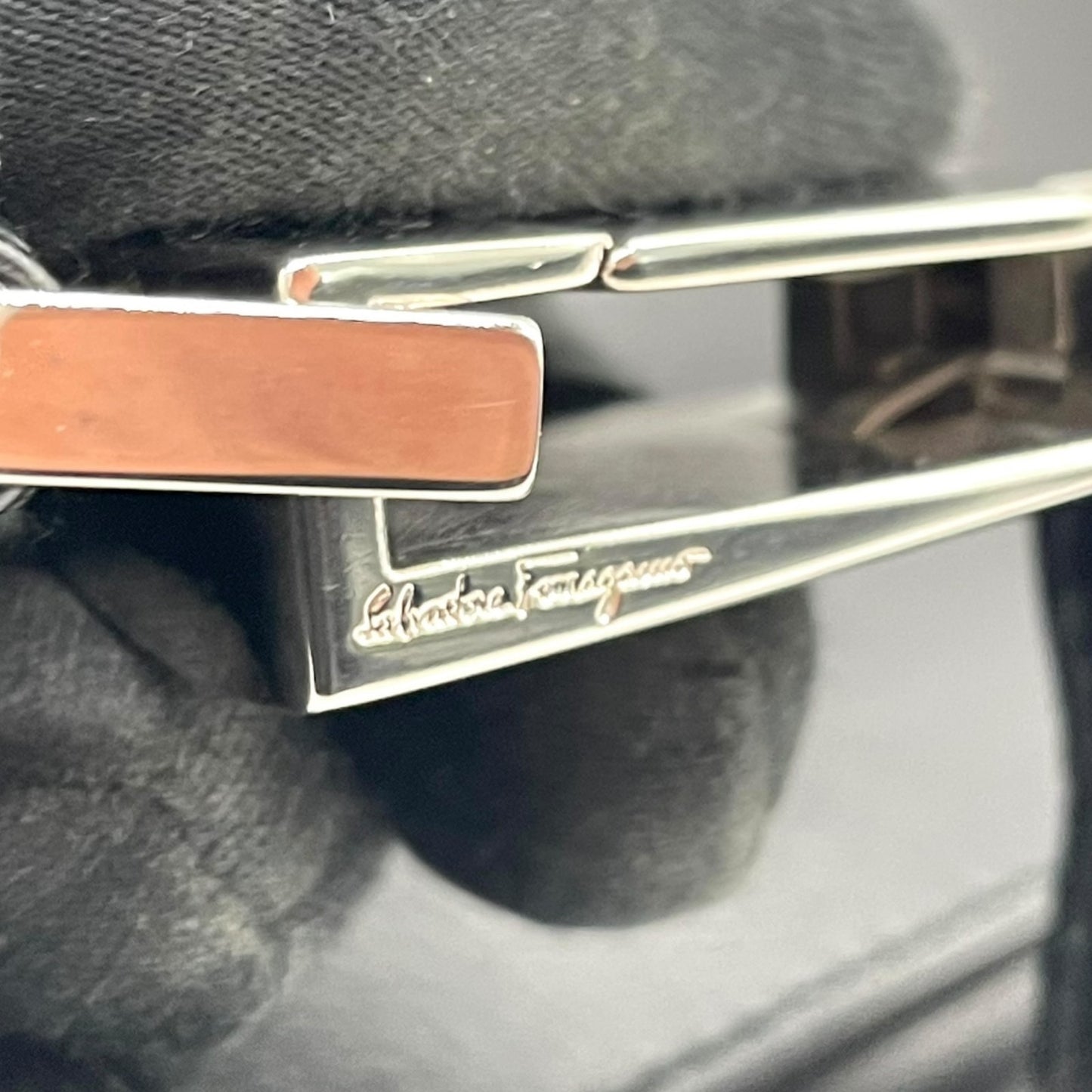 未使用級 サルヴァトーレフェラガモ ショルダーバッグ 斜め掛け レザー 黒 ブラック 本革 クロスボディ チェーン B3