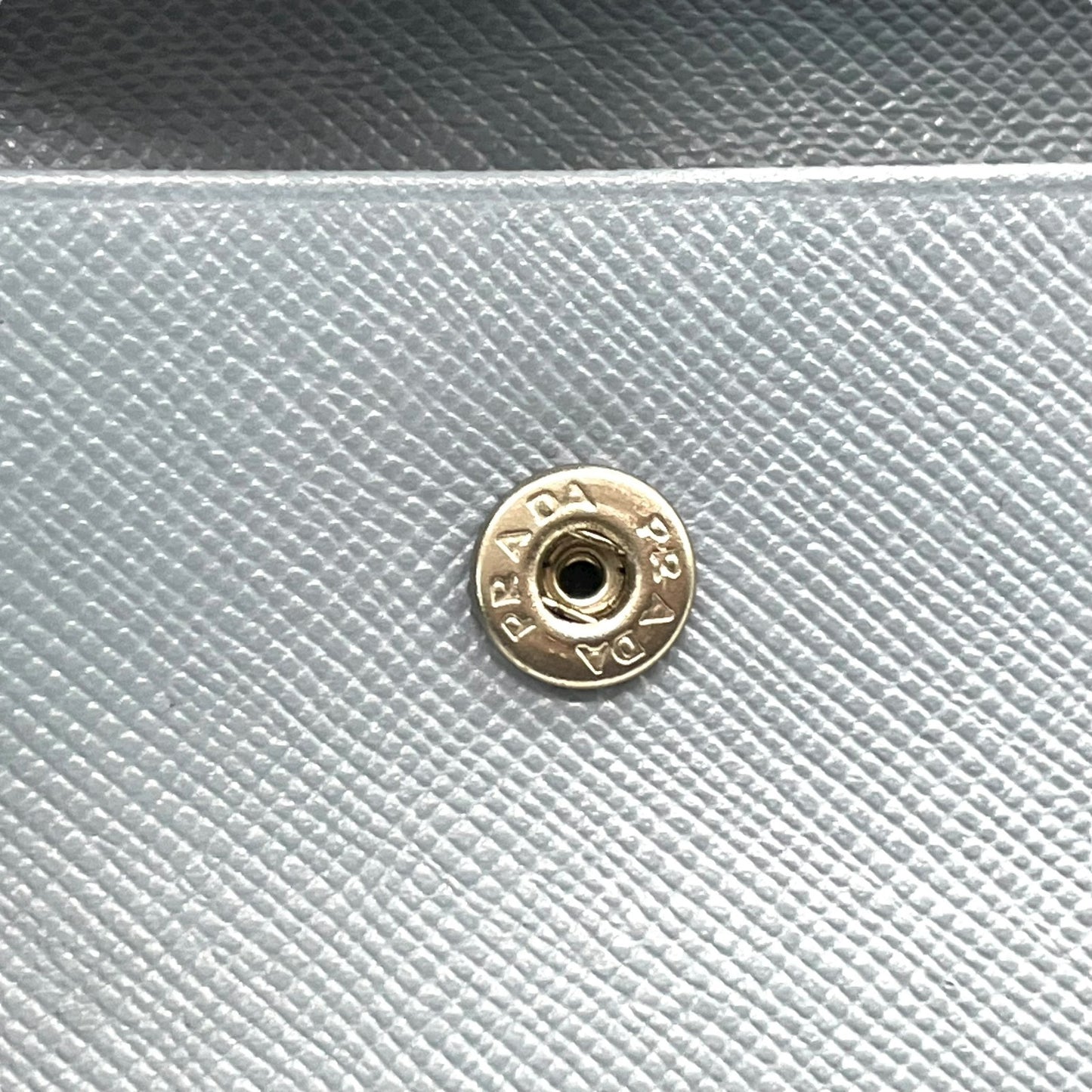 美品 プラダ PRADA サフィアーノレザー 二つ折り財布 トライアングルロゴ 水色 ライトブルー レディース コンパクトウォレット M5