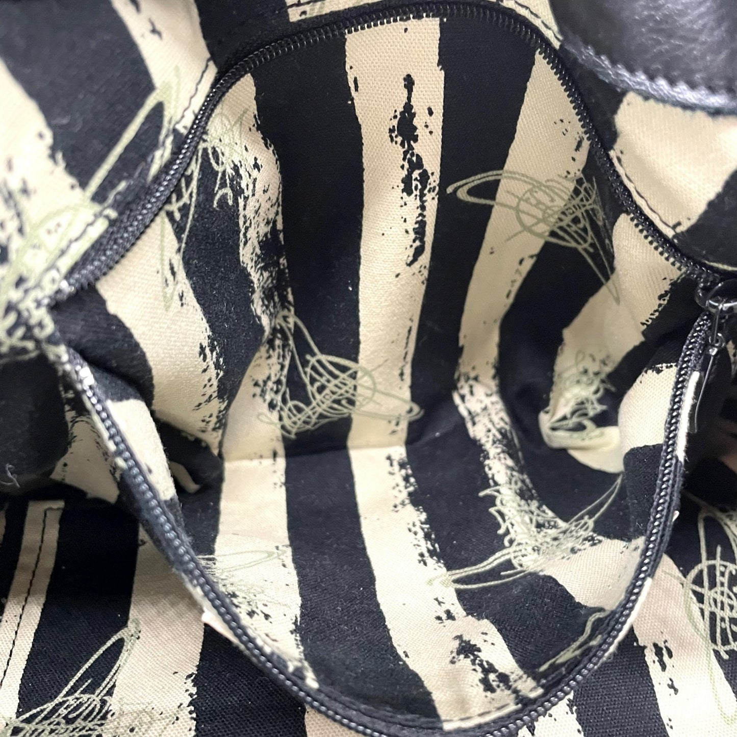 未使用級 ヴィヴィアンウエストウッド Vivienne Westwood オーブ ロゴ ハンドバッグ ワンショルダー ホーボーバッグ タッセル付き フリンジ 黒 ブラック レザー ゴールド金具 C8