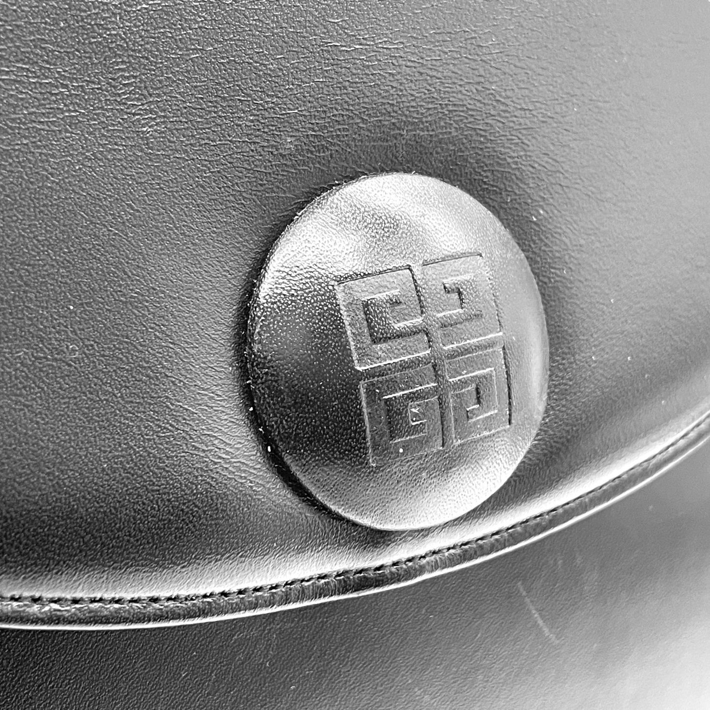 美品 ジバンシィ GIVENCHY ハンドバッグ レザー 黒 ブラック 金金具 ゴールド金具 フォーマル ヴィンテージ ロゴボタン フォーマル A8