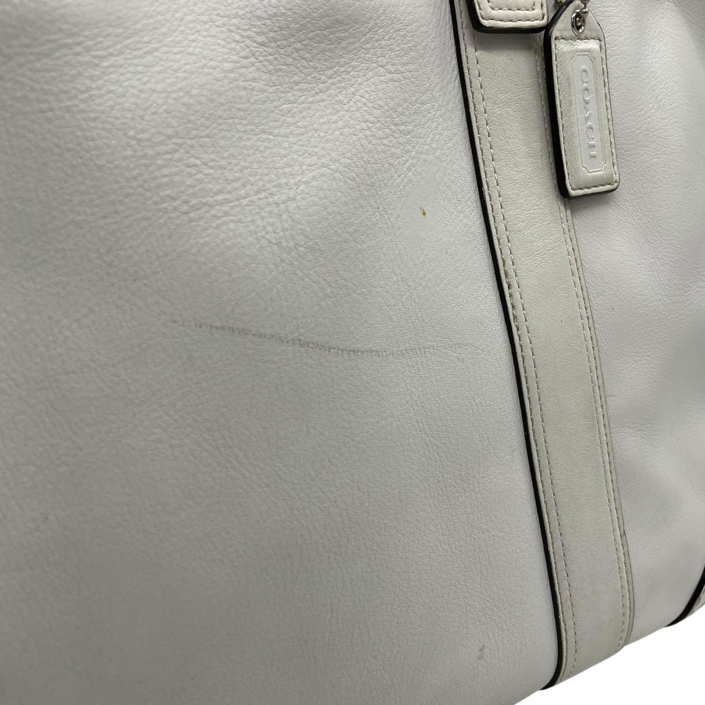 コーチ COACH トートバッグ ホワイト 白 レザー A4収納可 肩掛け可 ロゴチャーム シルバー金具 レディース T1