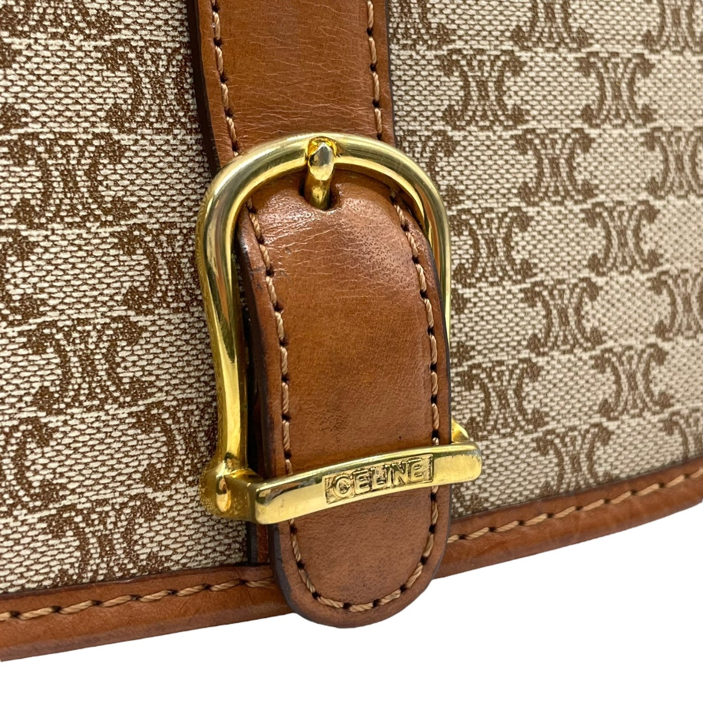 美品 CELINE オールドセリーヌ マカダム柄 トリオンフ ショルダーバッグ PVC レザー ベージュ ブラウン ゴールド金具 斜め掛け可 フラップ開閉 ヴィンテージ レディース K11