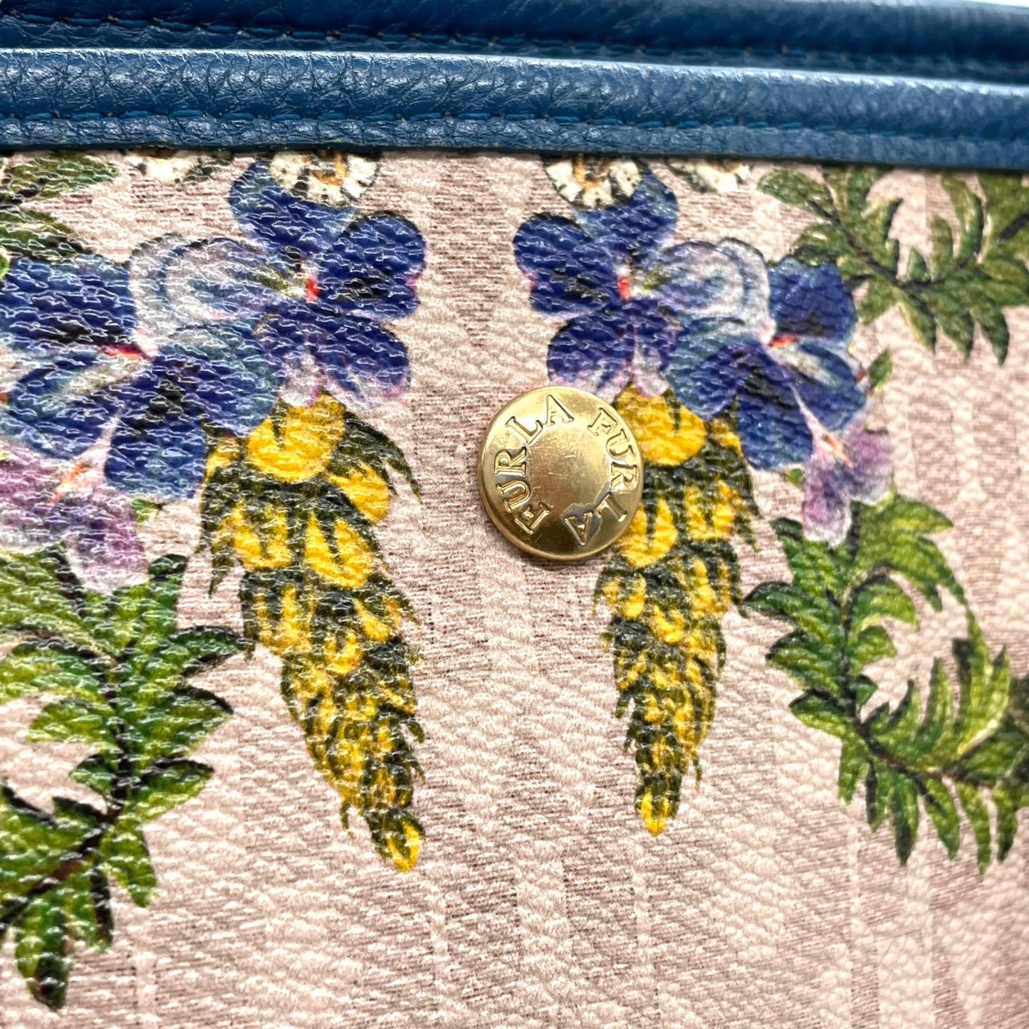 FURLA フルラ トートバッグ PVC レザー マルチカラー ゴールド金具 花柄 ボタニカル 総柄 肩掛け可 ロゴ レディース U13