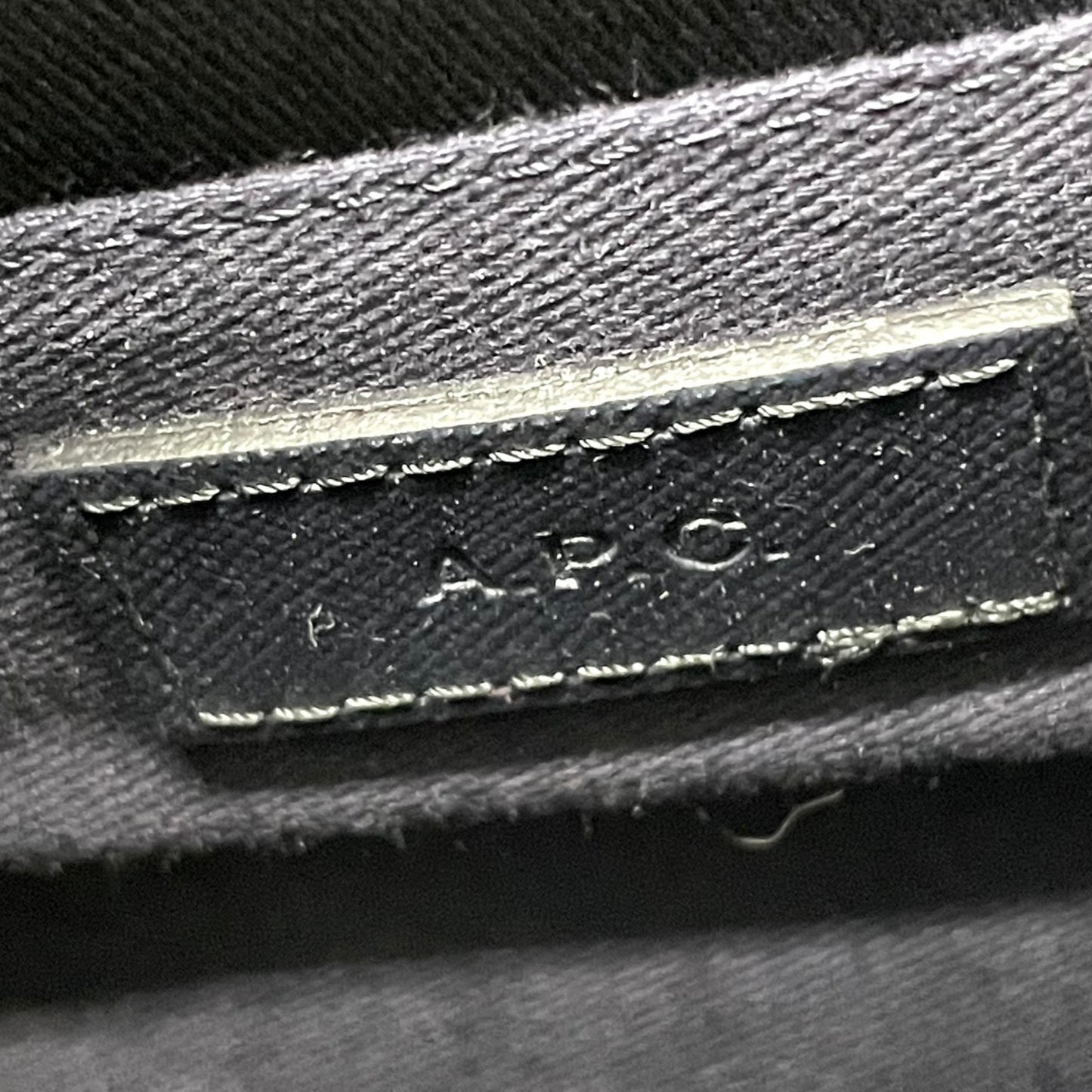 未使用級 アーペーセー A.P.C デミルーン Demi-Lune ショルダーバッグ クロスボディ 紺 ネイビー サフィアーノレザー ゴールド金具 半月型 ハーフムーン ロゴ 斜め掛け可 レディース B2