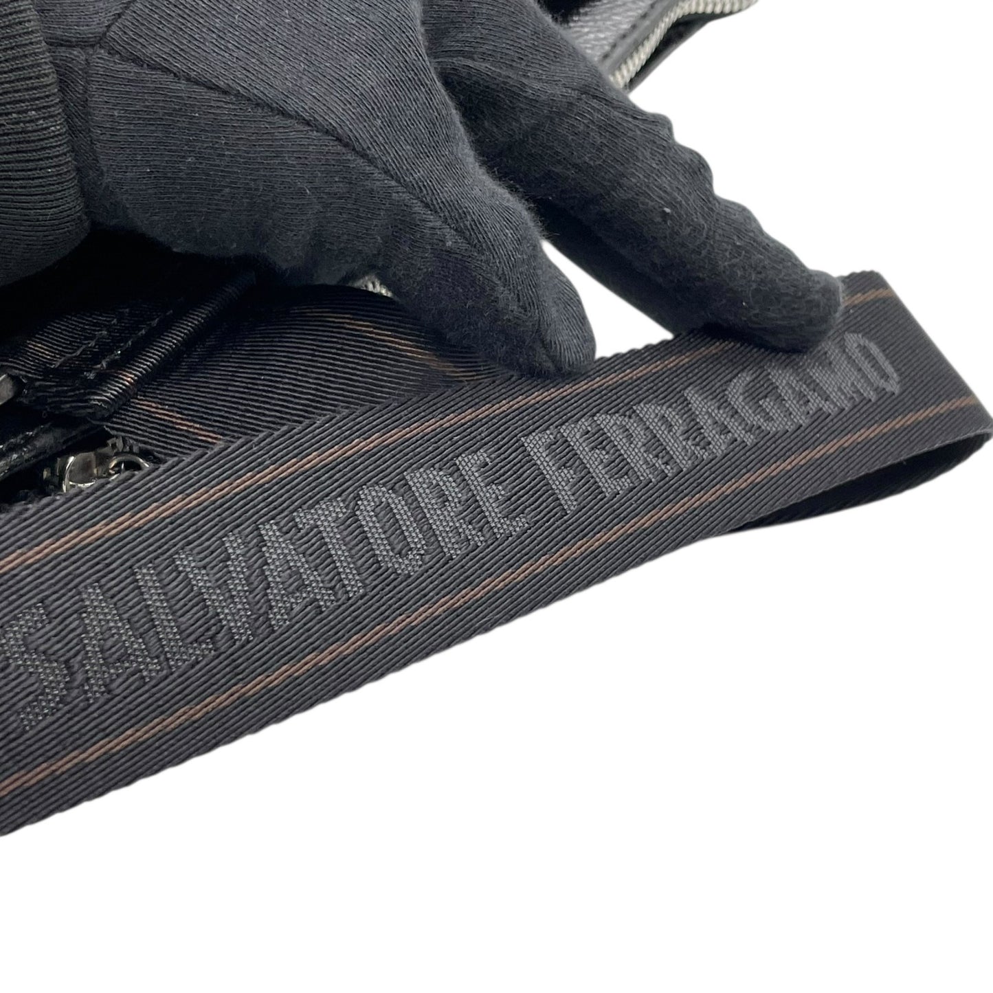 フェラガモ Salvatore Ferragamo ショルダーバッグ サコッシュ 黒 ブラック レザー シルバー金具 ロゴストラップ 斜め掛け可 メンズ K6