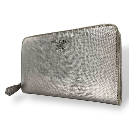 PRADA プラダ 二つ折り財布 コンパクトウォレット メタリックシルバー サフィアーノレザー ロゴ シルバー金具 L字ファスナー レディース W3