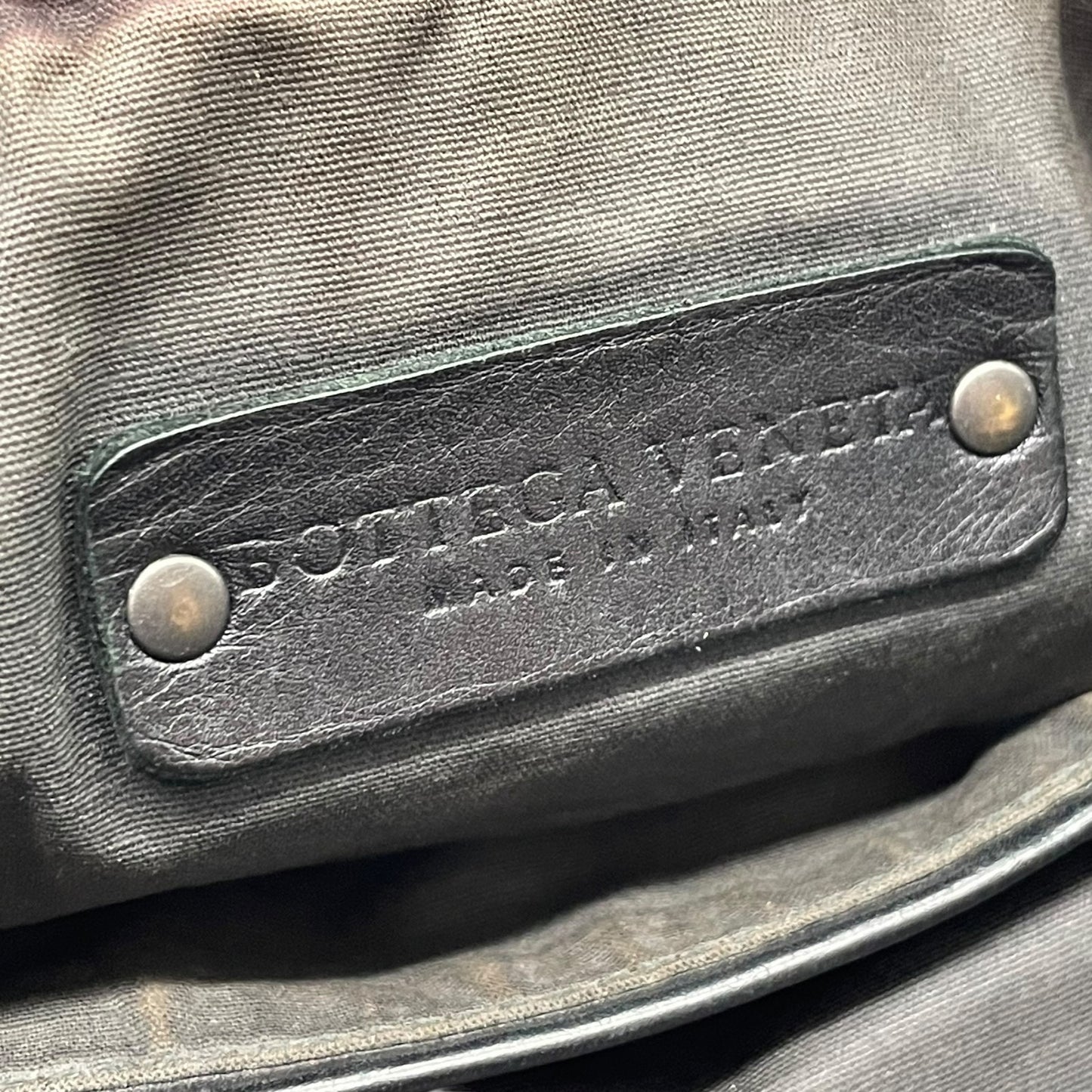 美品 BOTTEGA VENETA ボッテガヴェネタ イントレチャート ショルダーバッグ 276356 レザー 本革 ブラック 黒 ブラック金具 斜め掛け可 サコッシュ メンズ レディース K3