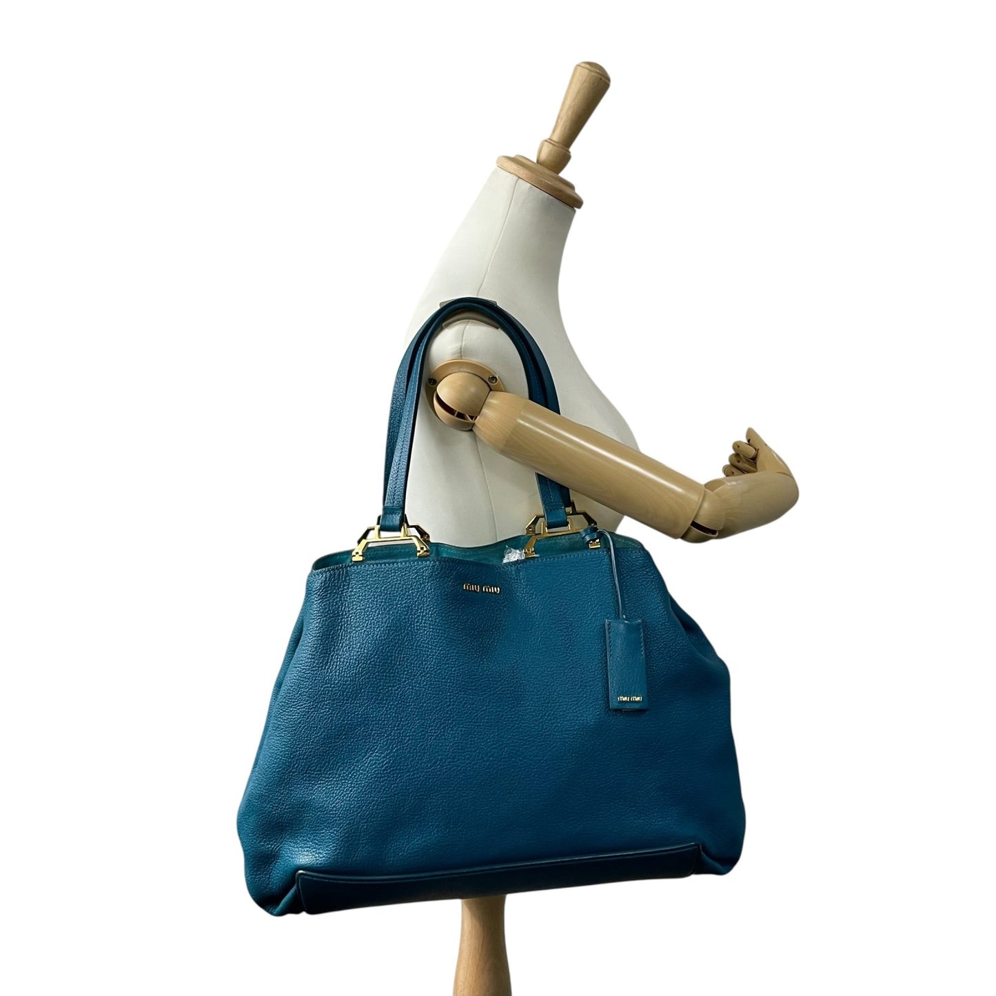 miumiu ミュウミュウ トートバッグ 青 ブルー 本革 レザー シボ革 大容量 肩掛け可能 A4収納 ゴールド金具 ポーチ付き レディース C4