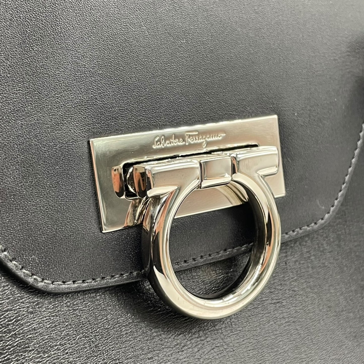 極美品 Salvatore Ferragamo フェラガモ ガンチーニ ハンドバッグ ワンショルダー 黒 ブラック レザー シルバー金具 DY-21 肩掛け可 メンズ レディース E