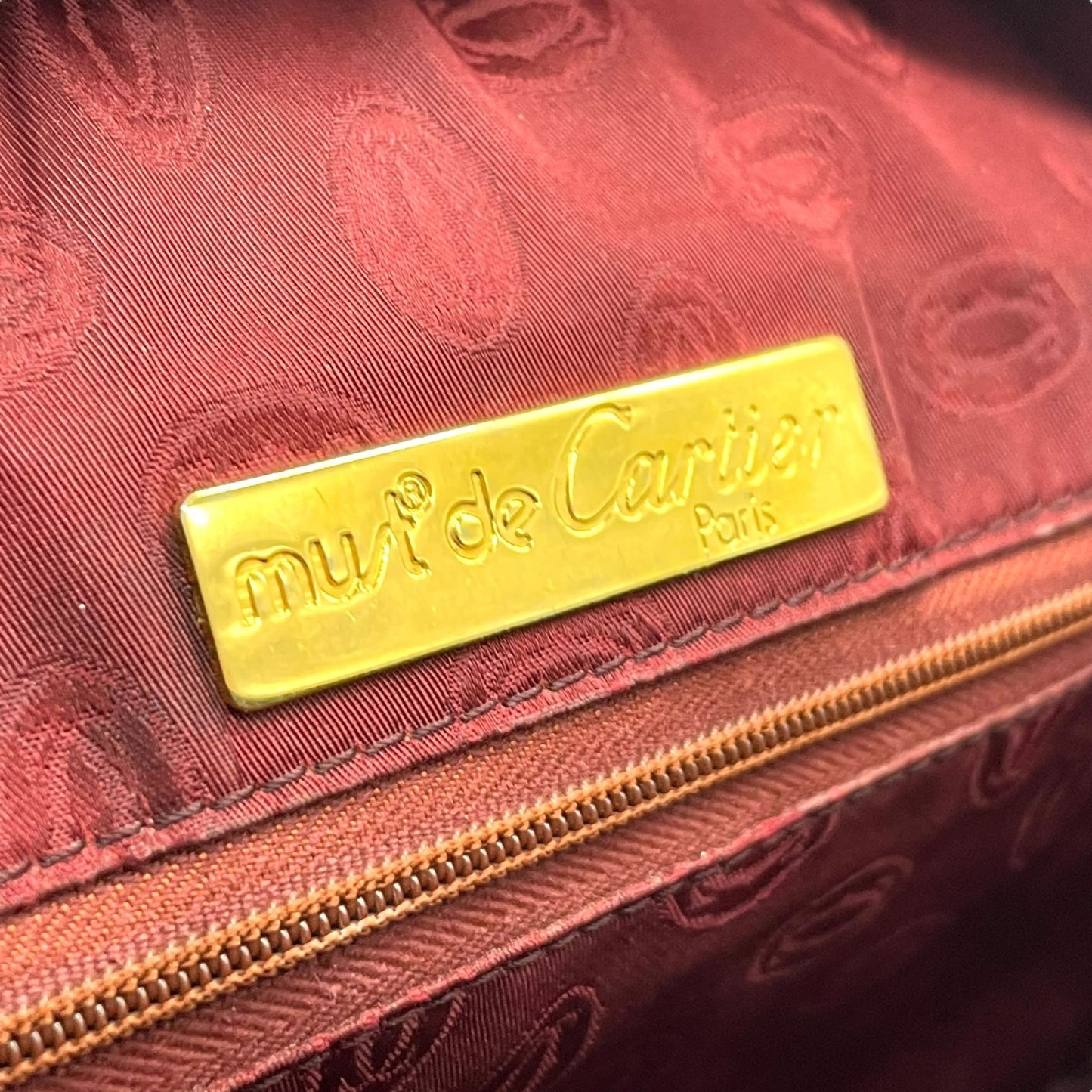 美品 Cartier カルティエ マストライン ショルダーバッグ 赤 ボルドー ワインレッド レザー ゴールド金具 ロゴ 2Cモチーフ カメラバッグ 斜め掛け可 レディース Z1