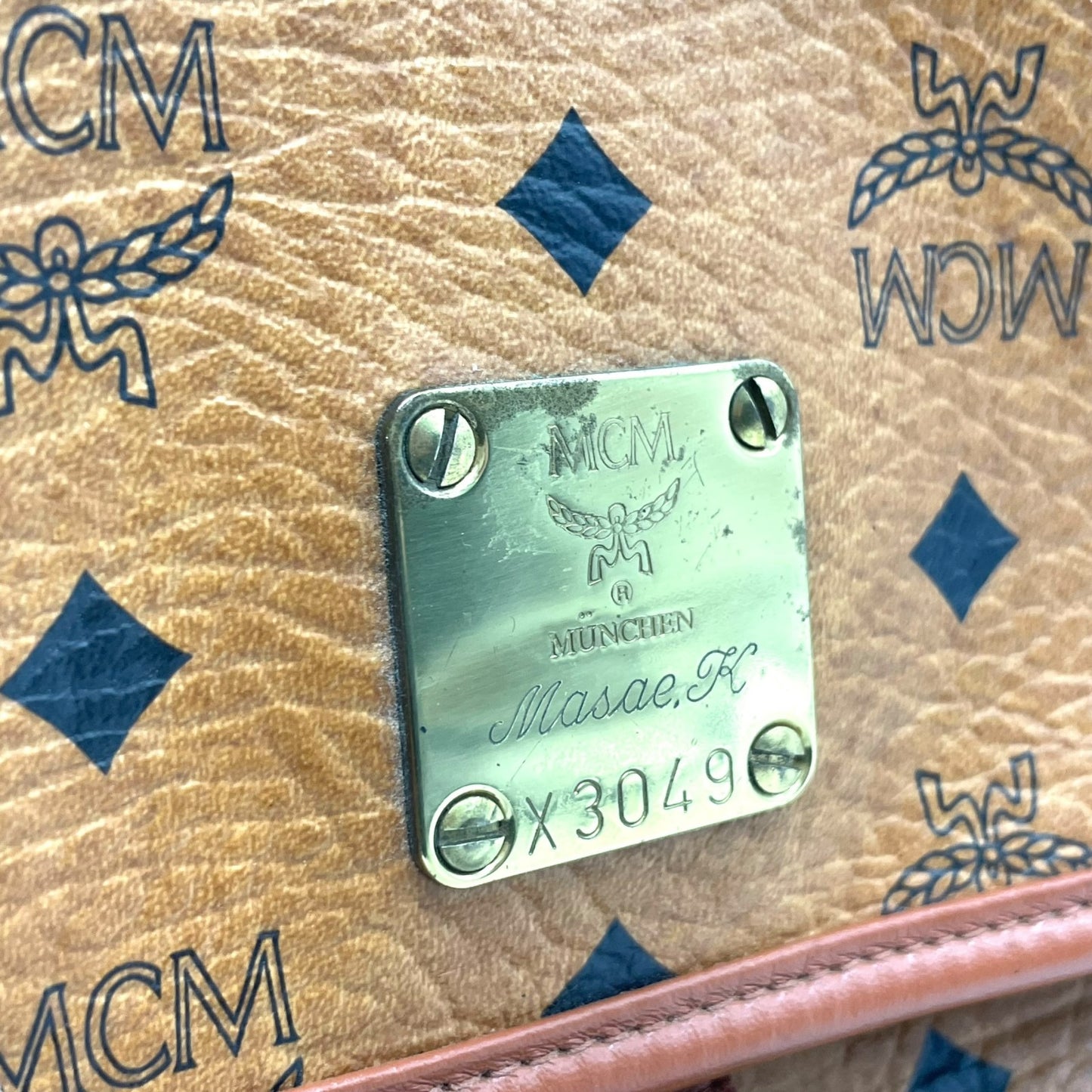 MCM エムシーエム ショルダーバッグ メッセンジャーバッグ ヴィセトス PVC レザー ブラウン 茶色 ゴールド金具 総柄 クロスボディ 斜め掛け ユニセックス K8