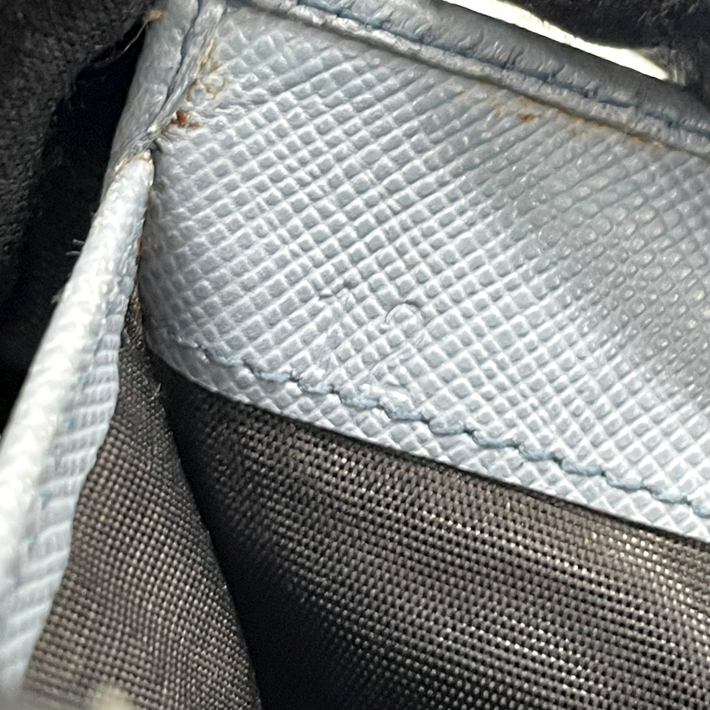 美品 プラダ PRADA サフィアーノレザー 二つ折り財布 トライアングルロゴ 水色 ライトブルー レディース コンパクトウォレット M5