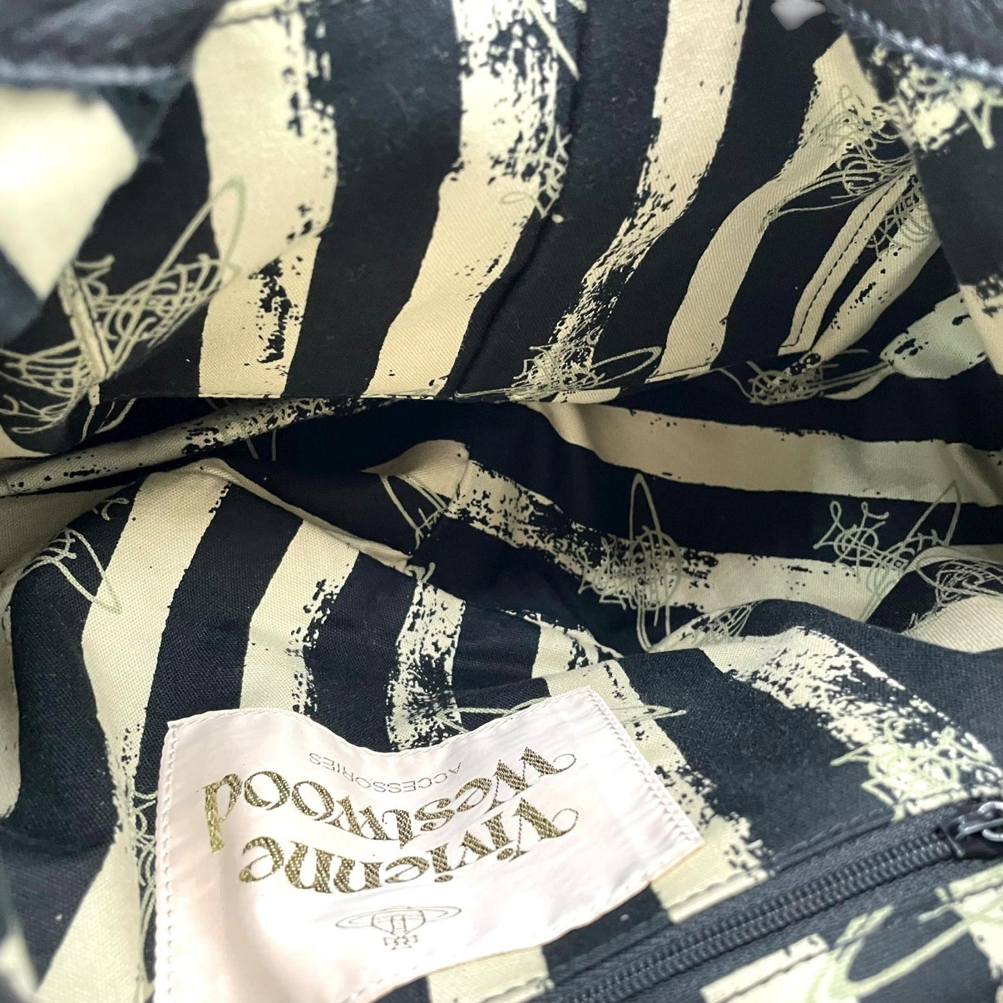 未使用級 ヴィヴィアンウエストウッド Vivienne Westwood オーブ ロゴ ハンドバッグ ワンショルダー ホーボーバッグ タッセル付き フリンジ 黒 ブラック レザー ゴールド金具 C8