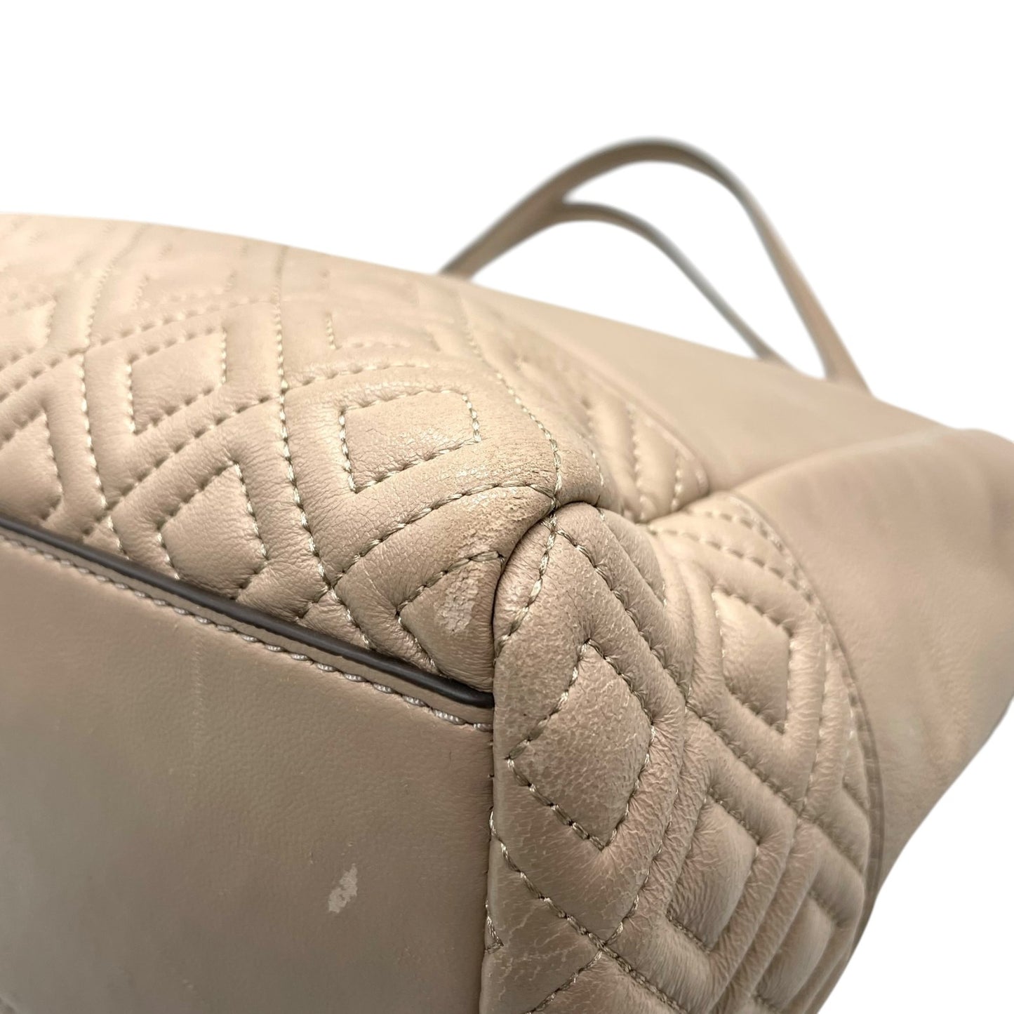 トリーバーチ TORY BURCH レザー トートバッグ チェーンショルダー ベージュ ロゴ エンボス 高級感 E10