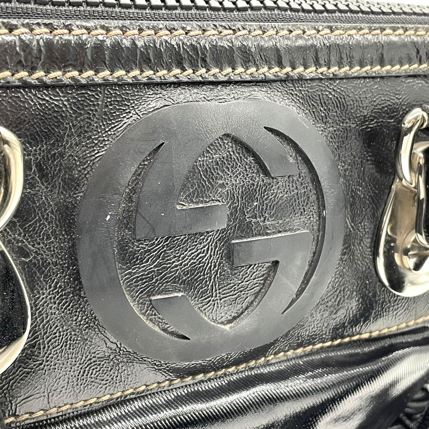 美品 グッチ GUCCI ハンドバッグ ショルダーバッグ ブラック 黒 2way パテントレザー インターロッキングG GGロゴ 手提げ 斜め掛け可 シルバー金具 レディース B2
