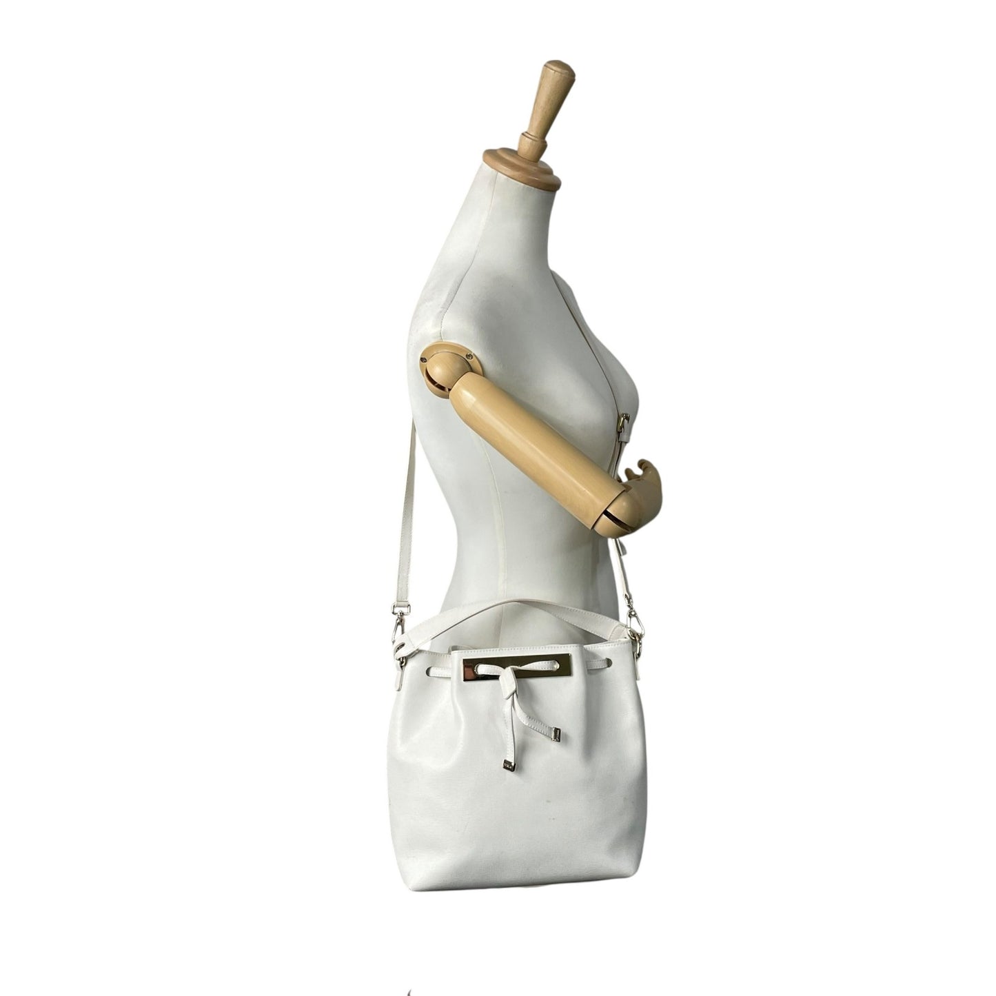 フルラ FURLA 2WAY ハンドバッグ ショルダーバッグ ホワイト 白 レザー 巾着型 ゴールド金具 手提げ 斜め掛け可 レディース T1