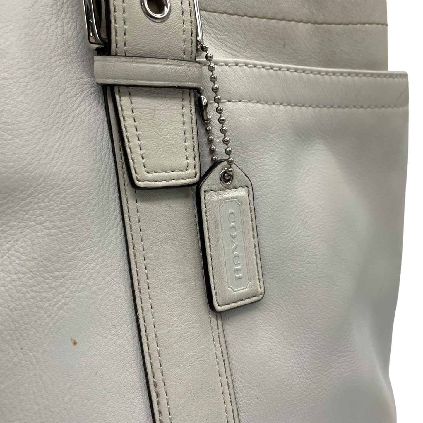 コーチ COACH トートバッグ ホワイト 白 レザー A4収納可 肩掛け可 ロゴチャーム シルバー金具 レディース T1