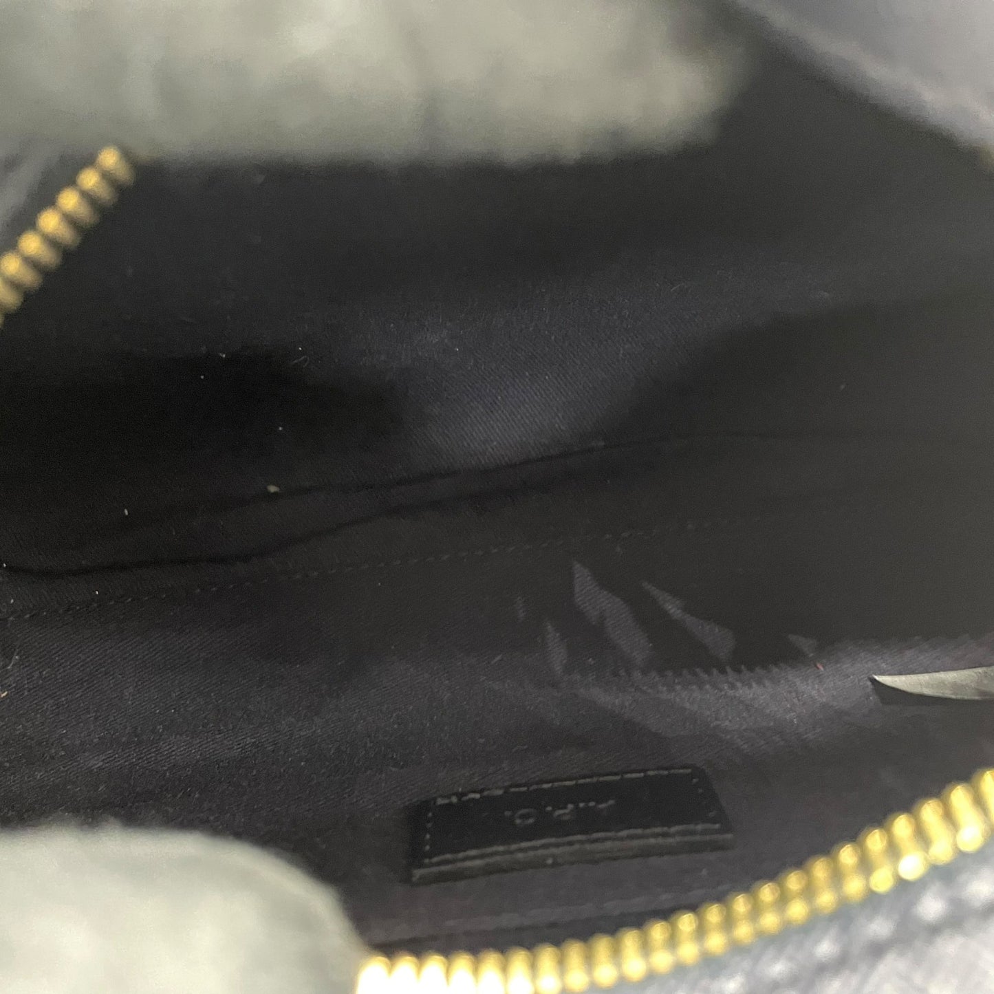 未使用級 アーペーセー A.P.C デミルーン Demi-Lune ショルダーバッグ クロスボディ 紺 ネイビー サフィアーノレザー ゴールド金具 半月型 ハーフムーン ロゴ 斜め掛け可 レディース B2