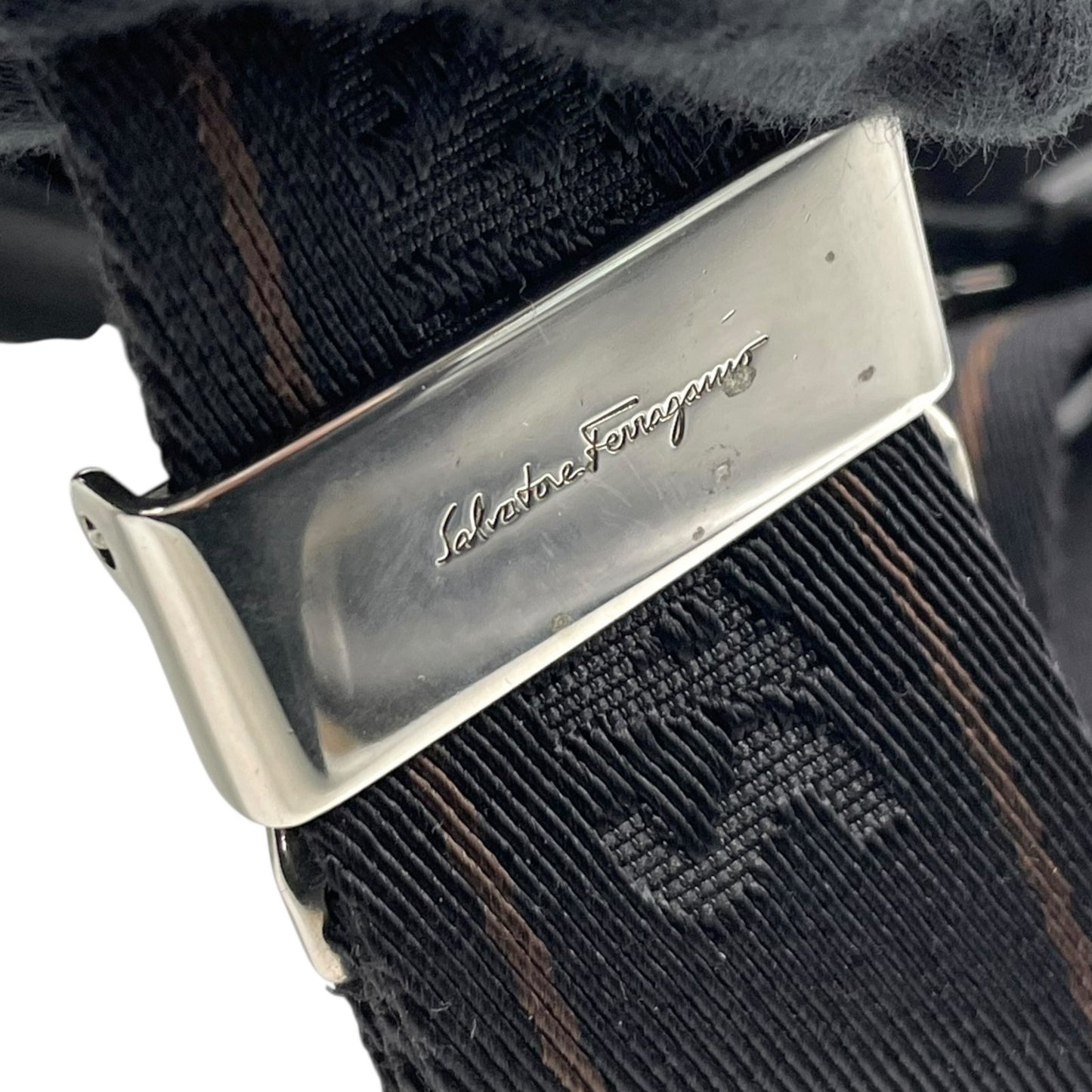 フェラガモ Salvatore Ferragamo ショルダーバッグ サコッシュ 黒 ブラック レザー シルバー金具 ロゴストラップ 斜め掛け可 メンズ K6