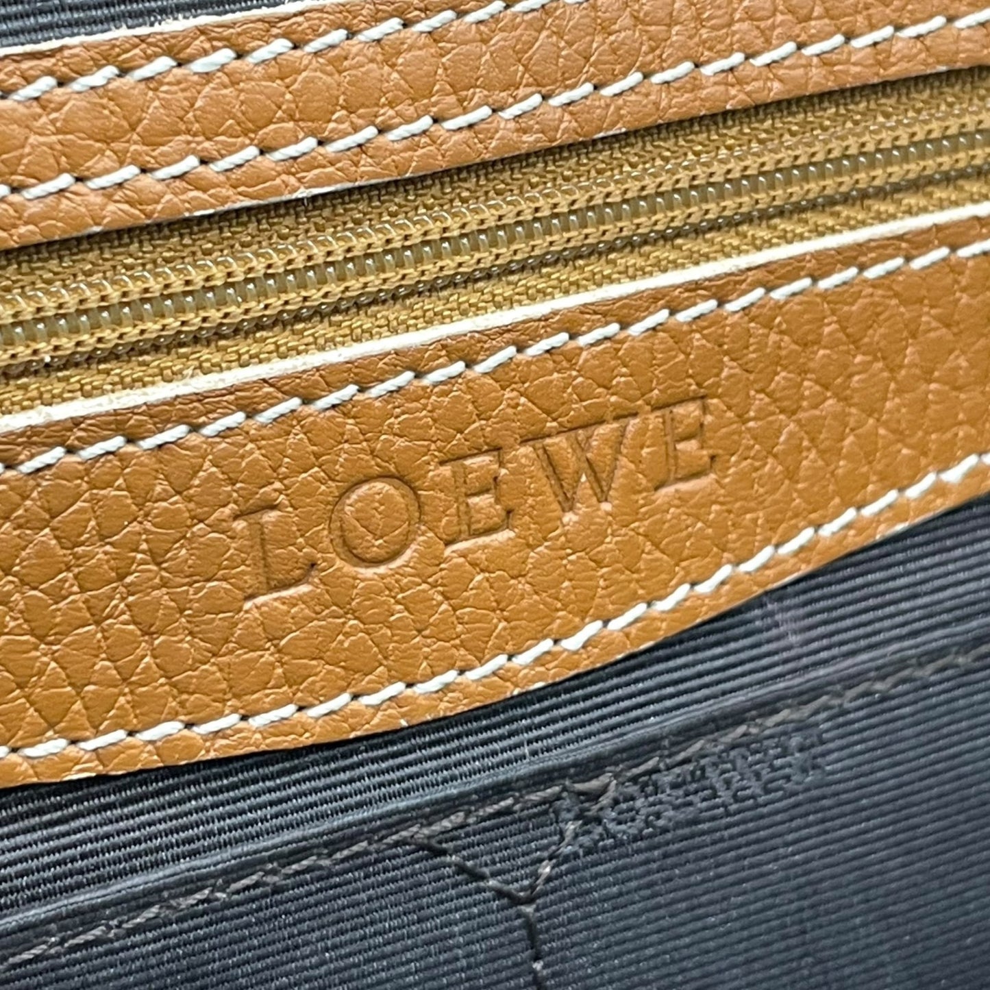 美品 ロエベ LOEWE センダ ハンドバッグ キャメルブラウン 茶 レザー シルバー金具 ファスナー開閉 ロゴ型押し レディース A