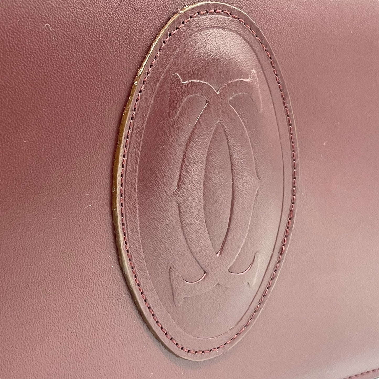 美品 Cartier カルティエ マストライン ショルダーバッグ レザー 赤 ボルドー ワインレッド フラップ開閉 ゴールド金具 肩掛け可 レディース 2Cモチーフ B5