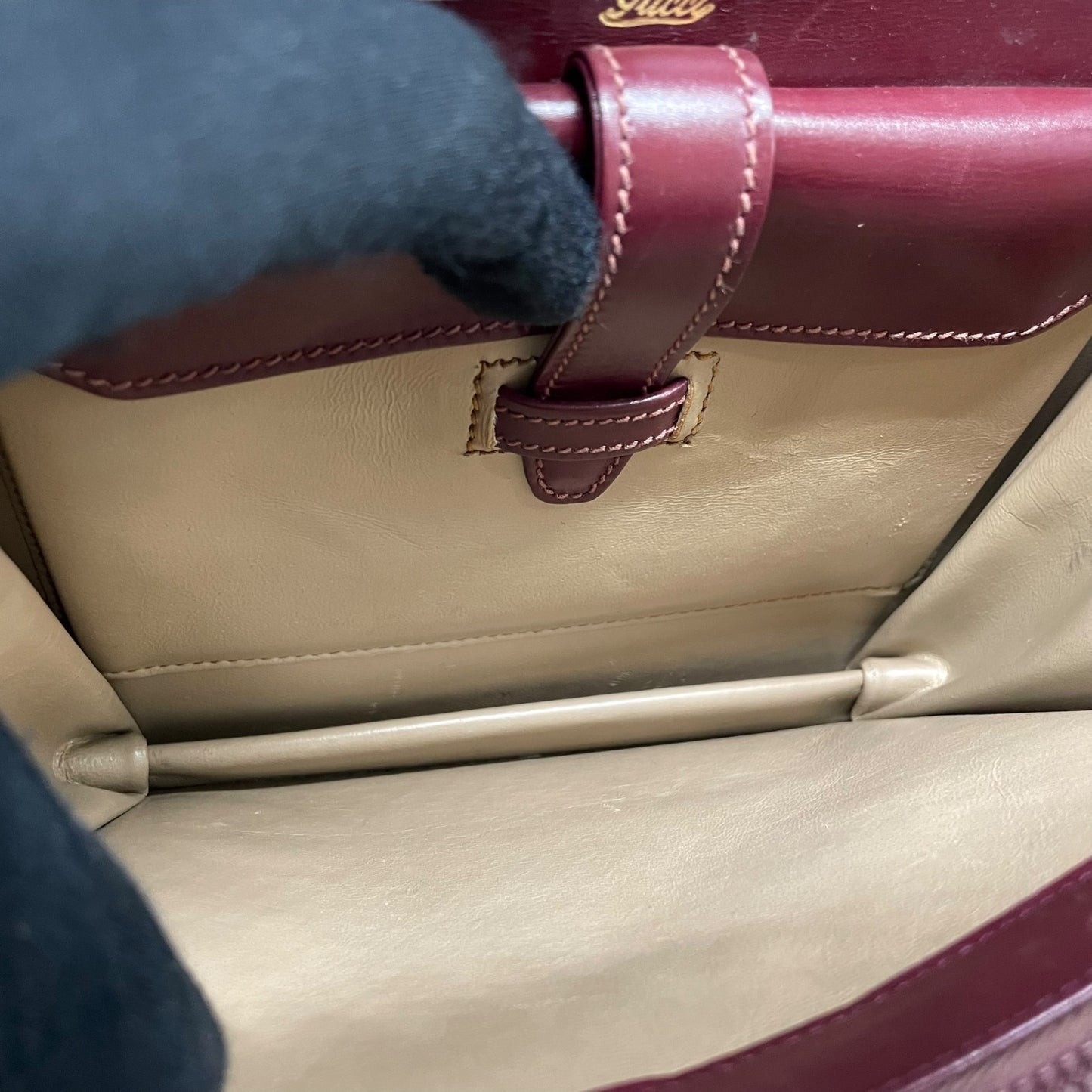 GUCCI グッチ ショルダーバッグ レザー 赤 ボルドー ワインレッド ゴールド金具 肩掛け可 斜め掛け可 ターンロック ヴィンテージ オールドグッチ レディース Z3