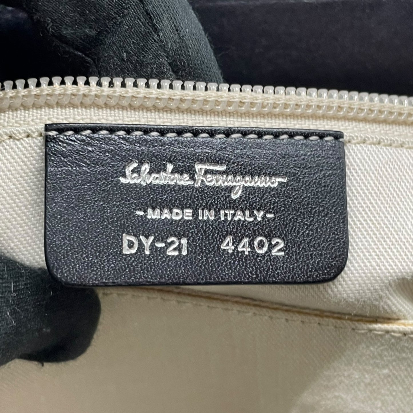 極美品 Salvatore Ferragamo フェラガモ ガンチーニ ハンドバッグ ワンショルダー 黒 ブラック レザー シルバー金具 DY-21 肩掛け可 メンズ レディース E