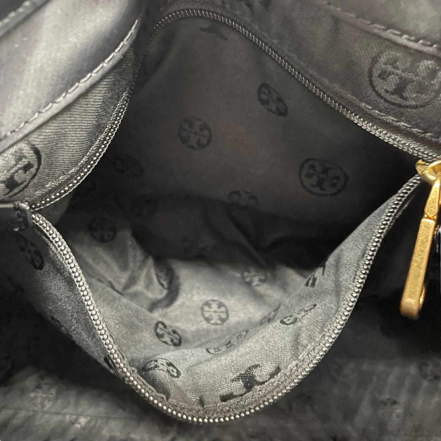 美品 TORY BURCH トリーバーチ エラ トートバッグ ブラック ナイロン レザー ゴールド金具 ロゴ 肩掛け可 レディース U17