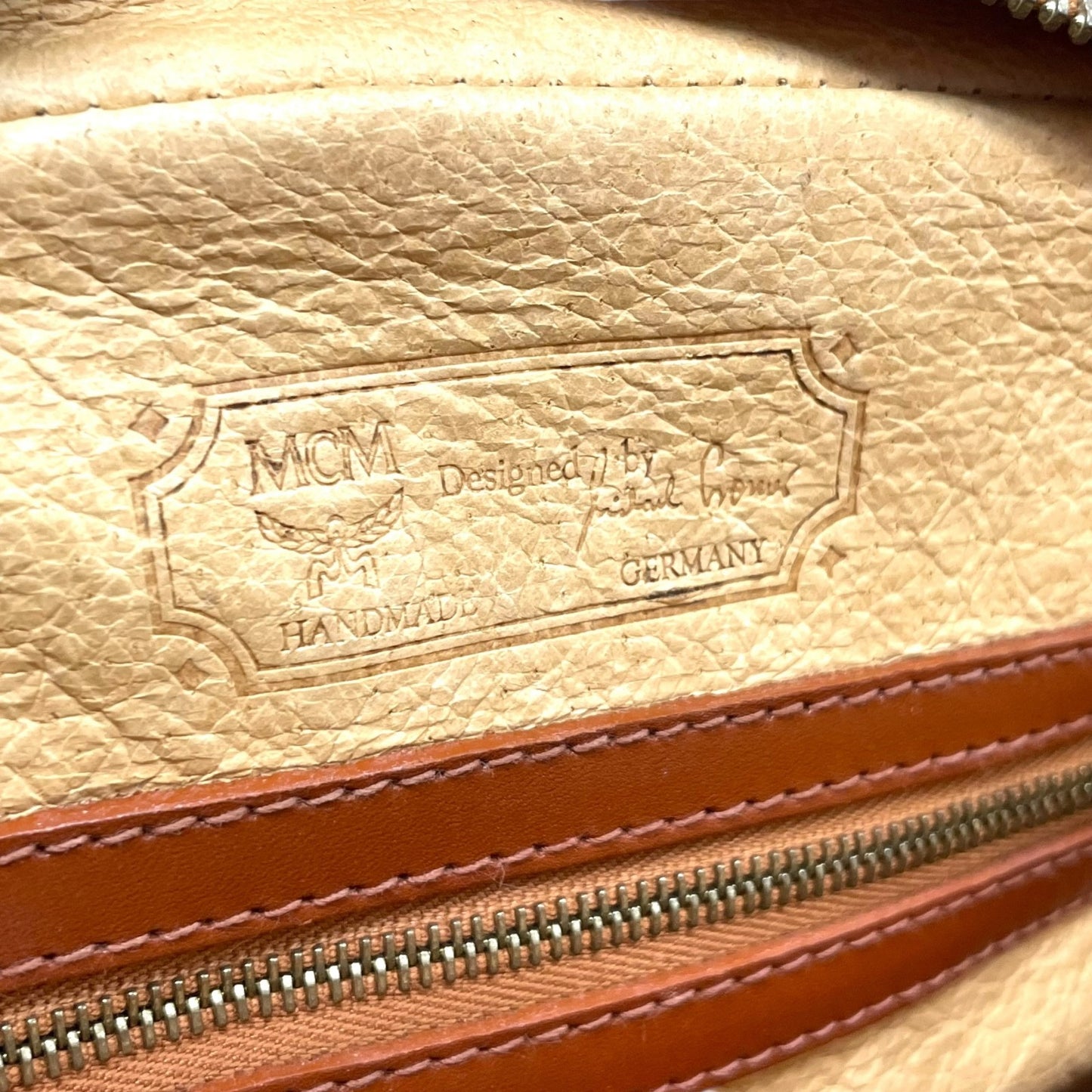 MCM エムシーエム ショルダーバッグ メッセンジャーバッグ ヴィセトス PVC レザー ブラウン 茶色 ゴールド金具 総柄 クロスボディ 斜め掛け ユニセックス K8