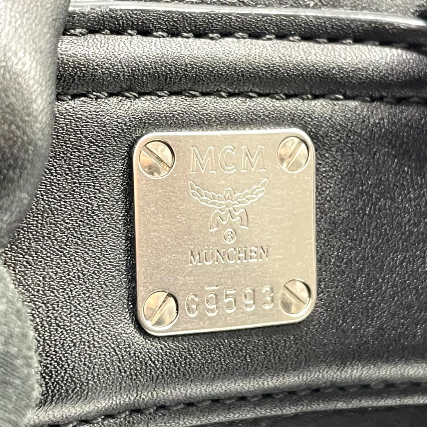 極美品 MCM エムシーエム バックパック リュック モノグラム ヴィセトス エンブレム刺繍 スタッズ付き レザー×ベルベット ブラック 黒 A