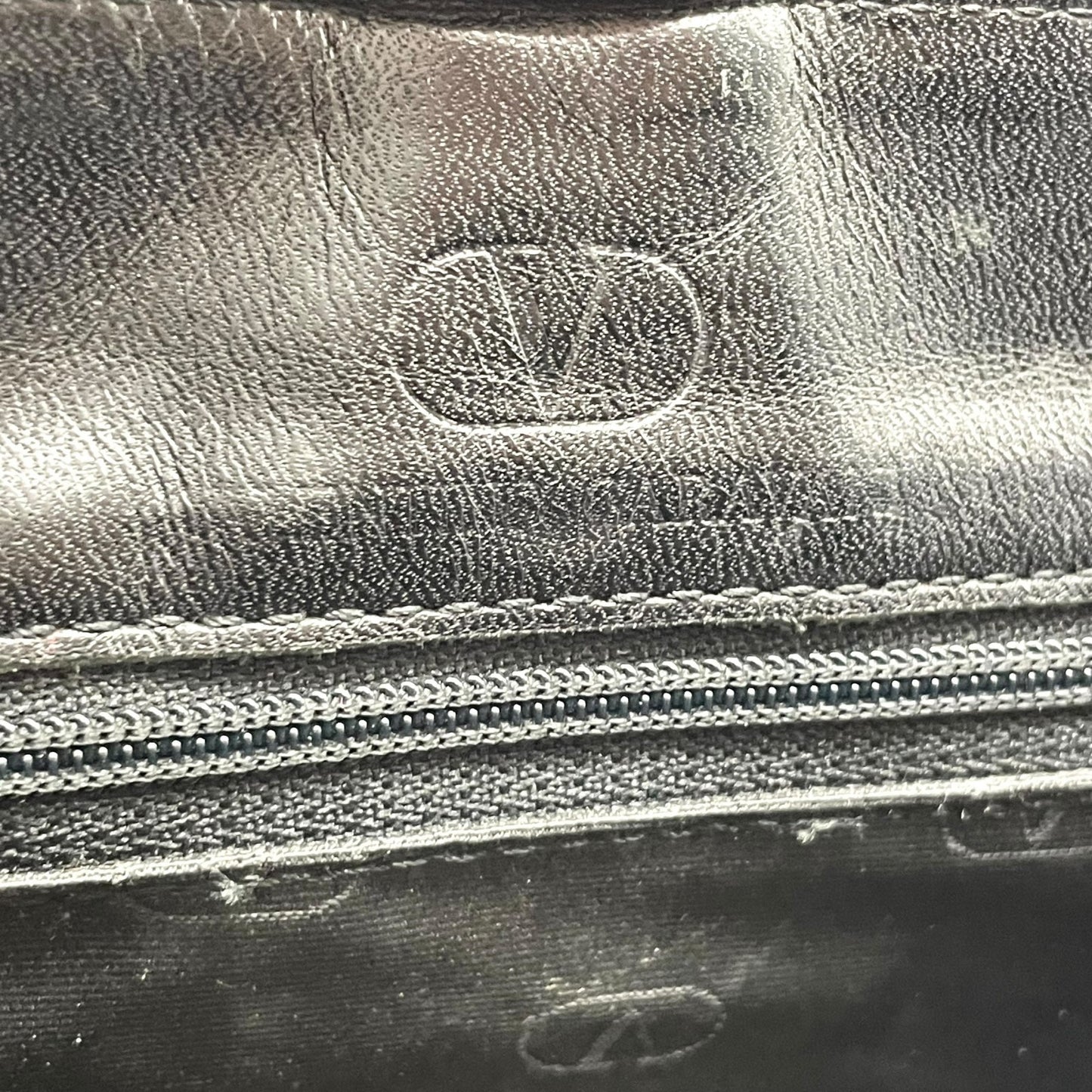 VALENTINO GARAVANI ヴァレンティノ ガラヴァーニ リュックサック バックパック フラップ付き 本革 レザー ブラック ロゴ メンズ レディース K5