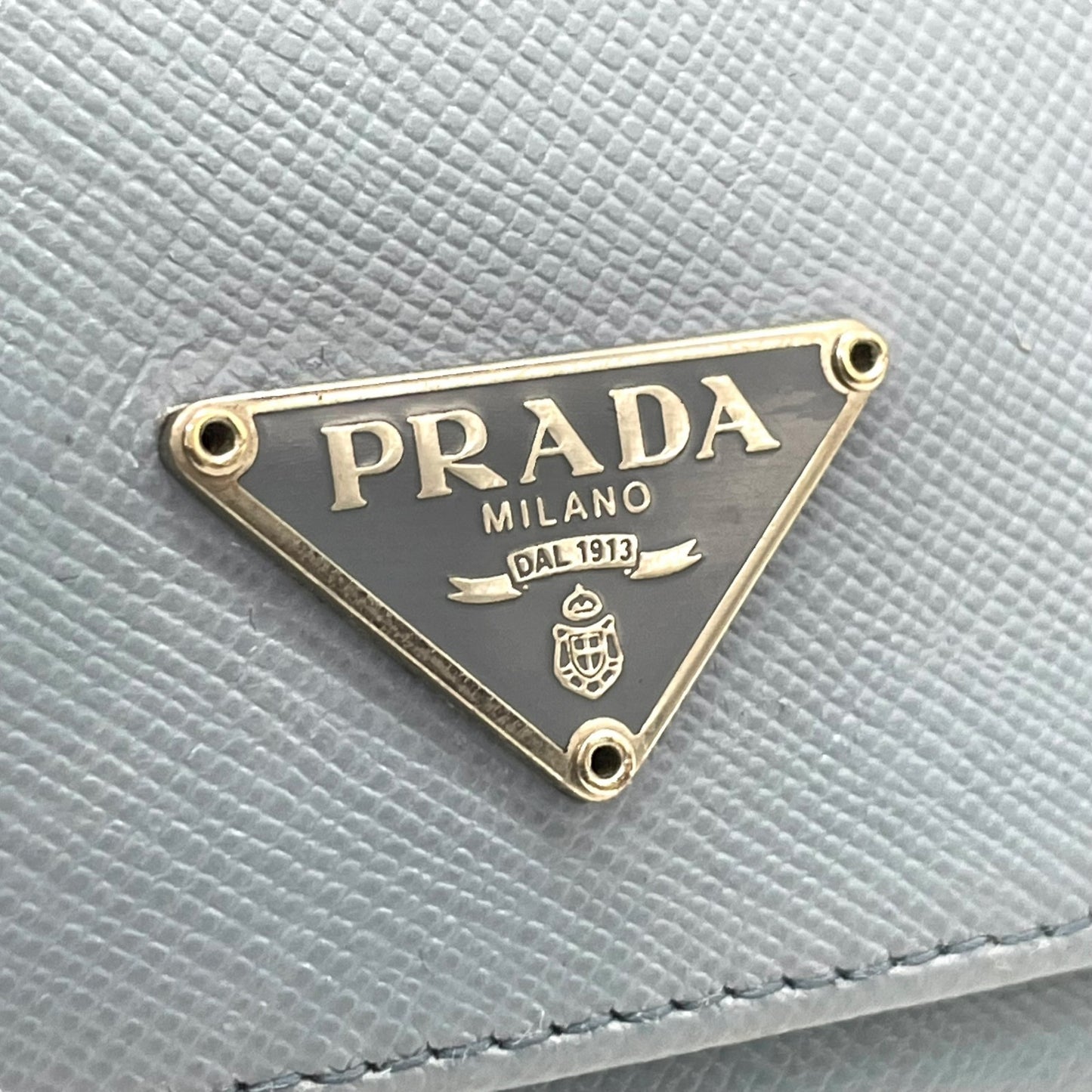 美品 プラダ PRADA サフィアーノレザー 二つ折り財布 トライアングルロゴ 水色 ライトブルー レディース コンパクトウォレット M5