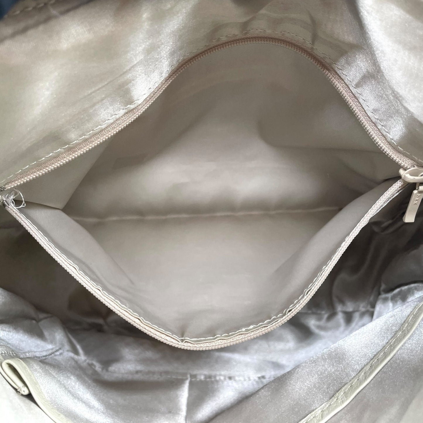 ウンガロ UNGARO レザー ショルダーバッグ ホーボーバッグ 白 ホワイト シルバー金具 レディース S94