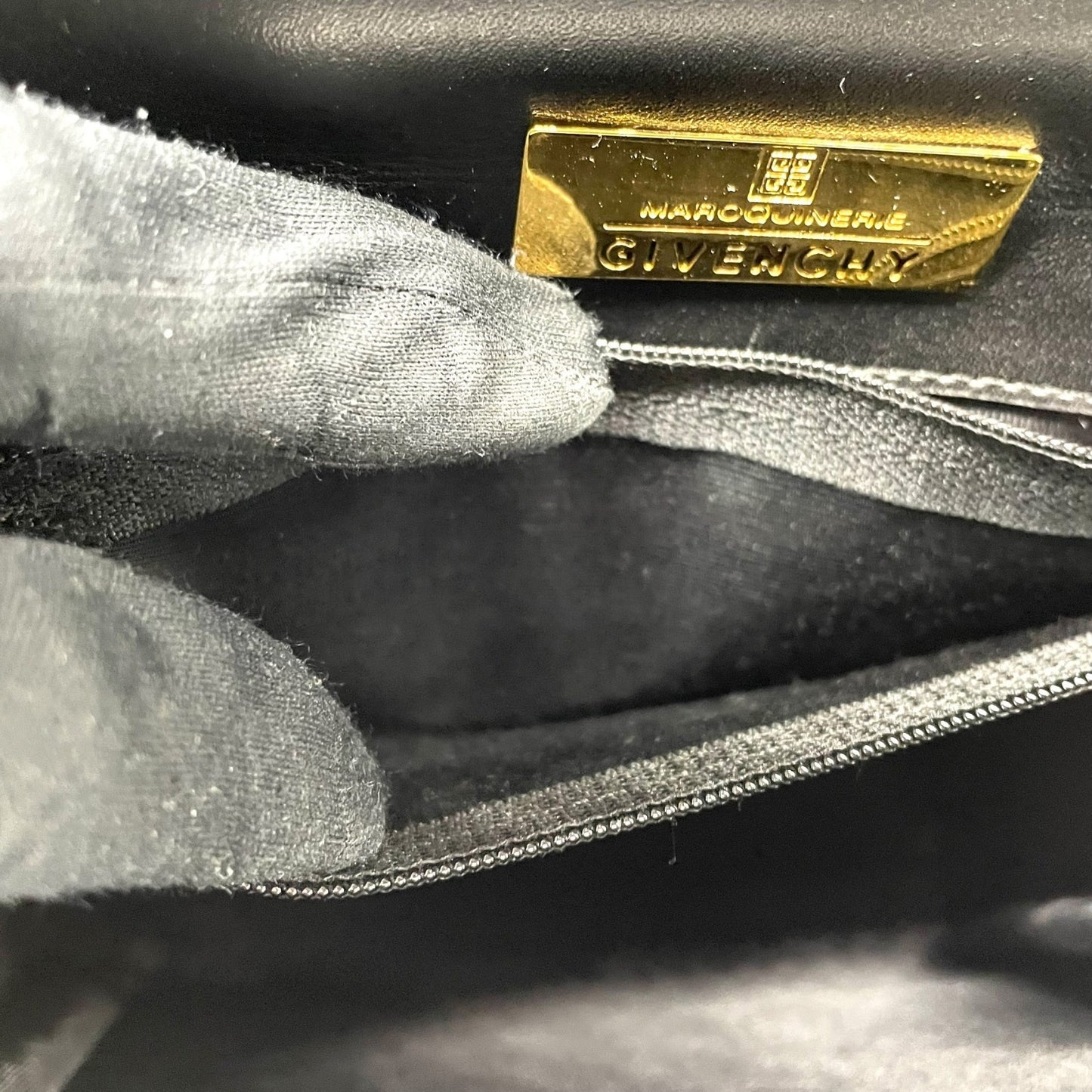 美品 ジバンシィ GIVENCHY ハンドバッグ レザー 黒 ブラック 金金具 ゴールド金具 フォーマル ヴィンテージ ロゴボタン フォーマル A8