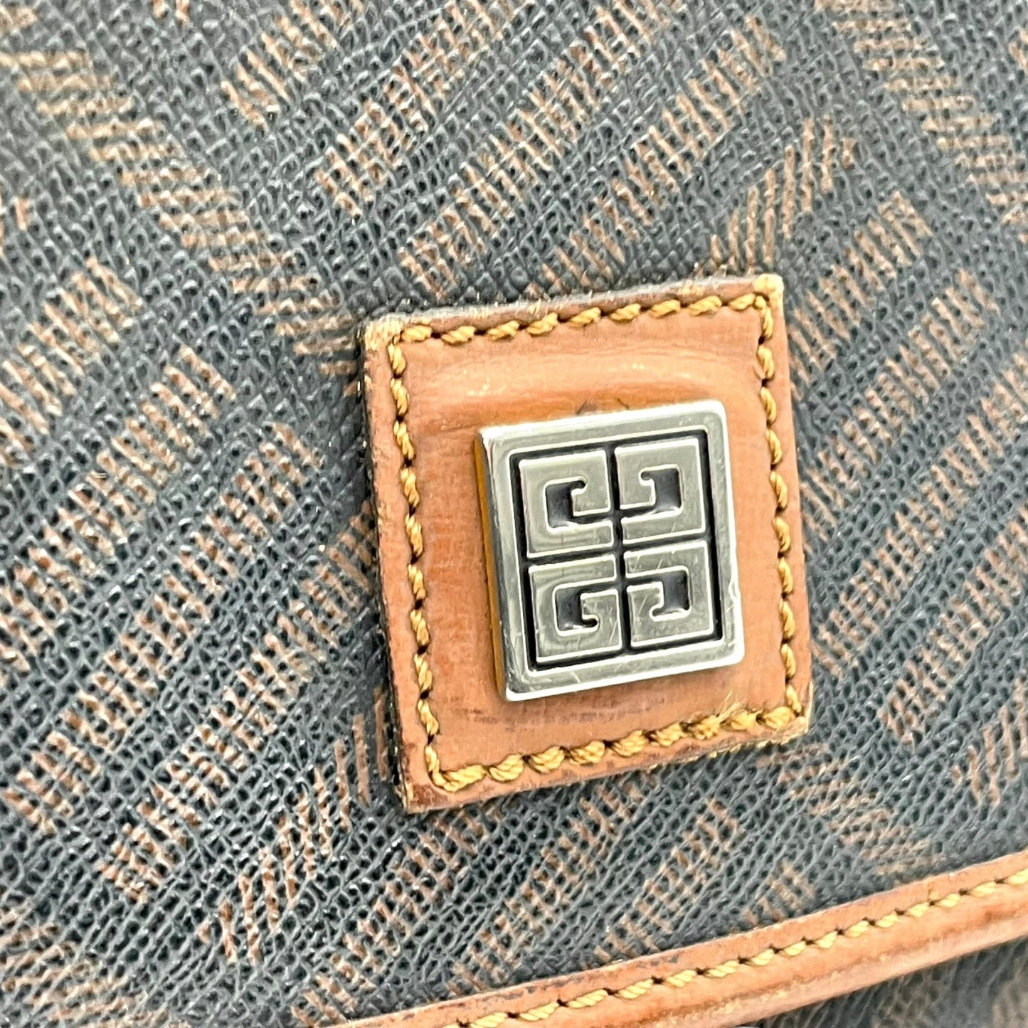 ジバンシィ GIVENCHY ジバンシー ショルダーバッグ モノグラム柄 フラップ ブラウン 茶色 ブラック 黒 ロゴプレート ヴィンテージ A3