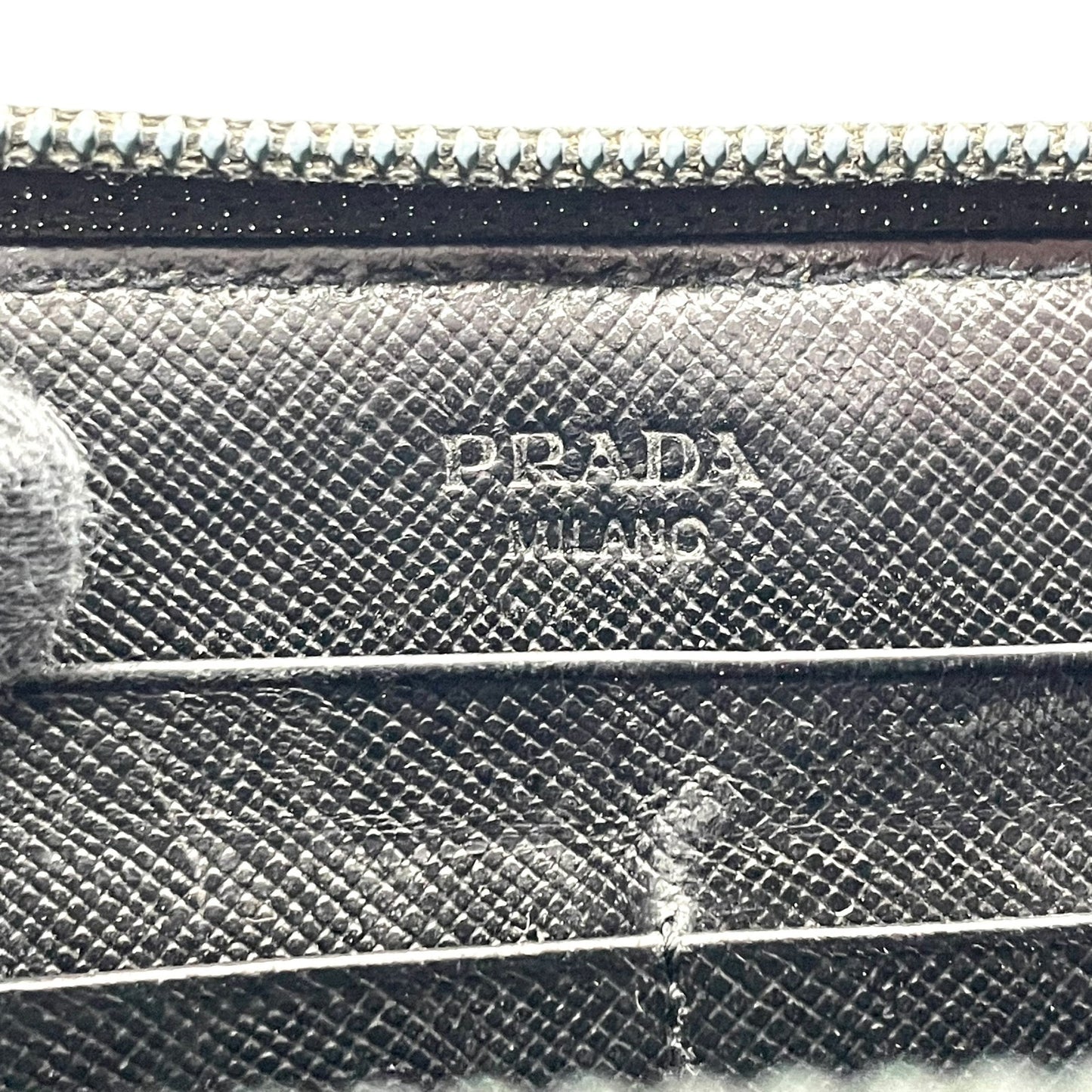 プラダ PRADA 長財布 ブラック 黒 NERO ナイロン レザー ラウンドファスナー 三角ロゴプレート トライアングルロゴ シルバー金具 メンズ レディース M1