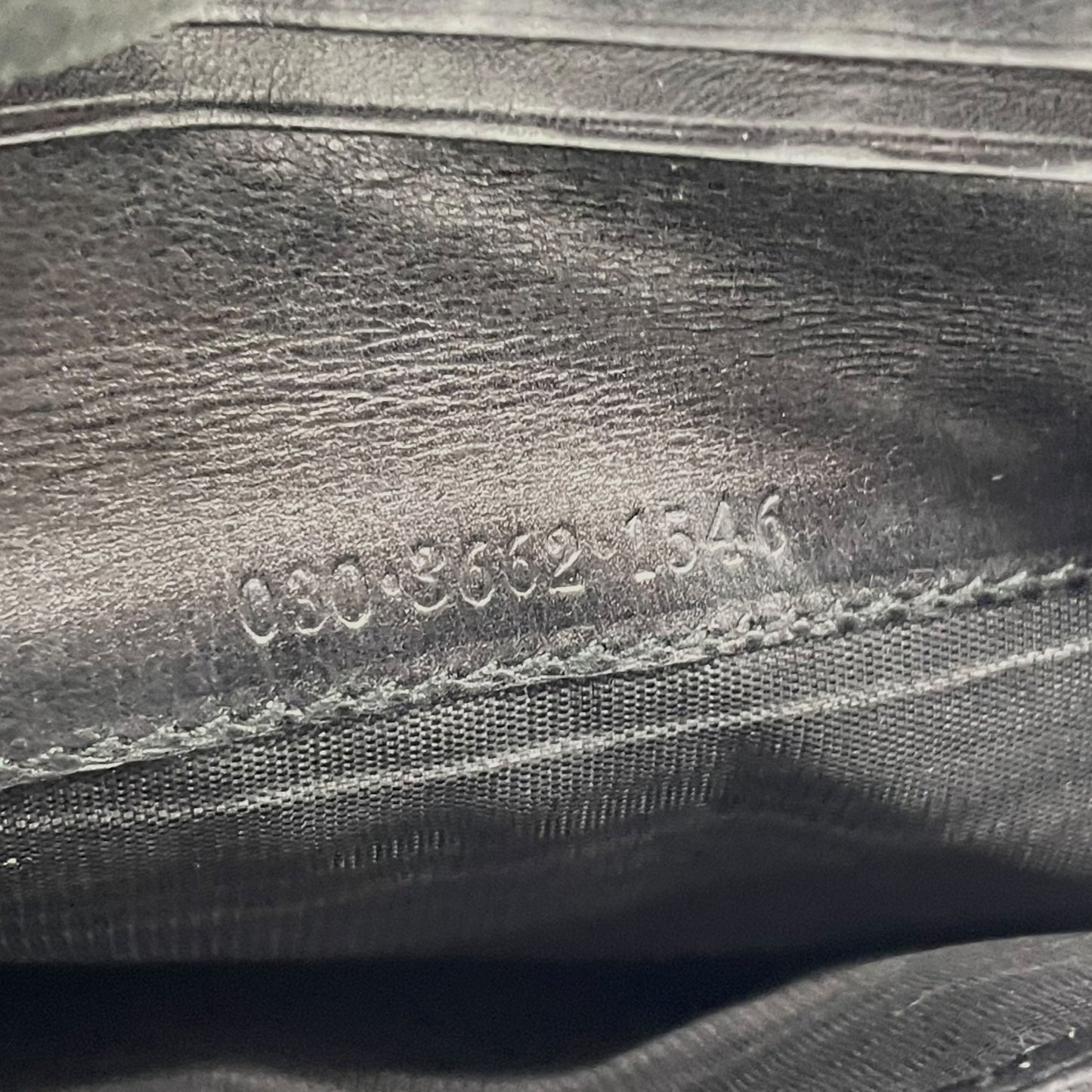 グッチ GUCCI 二つ折り 長財布 札入れ 黒 ブラック レザー シルバー金具 ロゴプレート メンズ 小銭入れなし M5