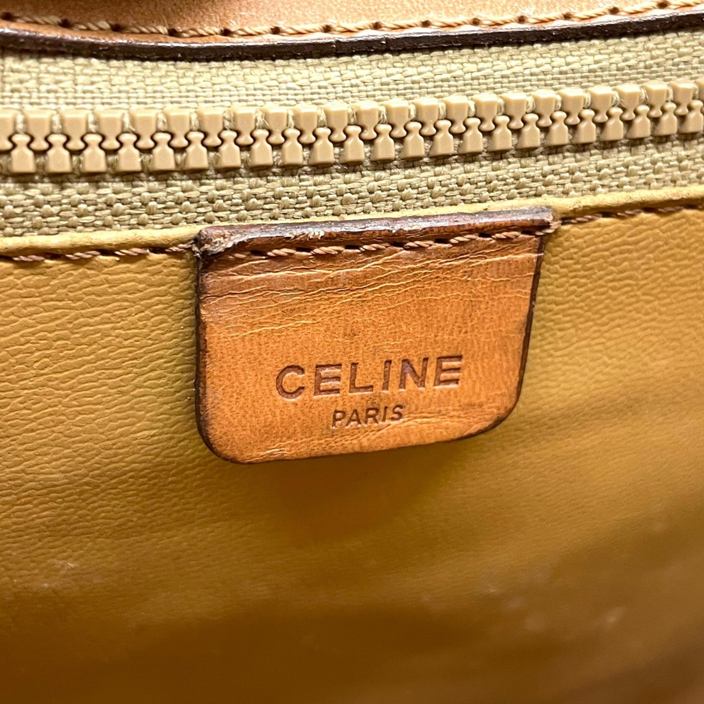美品 CELINE オールドセリーヌ マカダム柄 トリオンフ ショルダーバッグ PVC レザー ベージュ ブラウン ゴールド金具 斜め掛け可 フラップ開閉 ヴィンテージ レディース K11