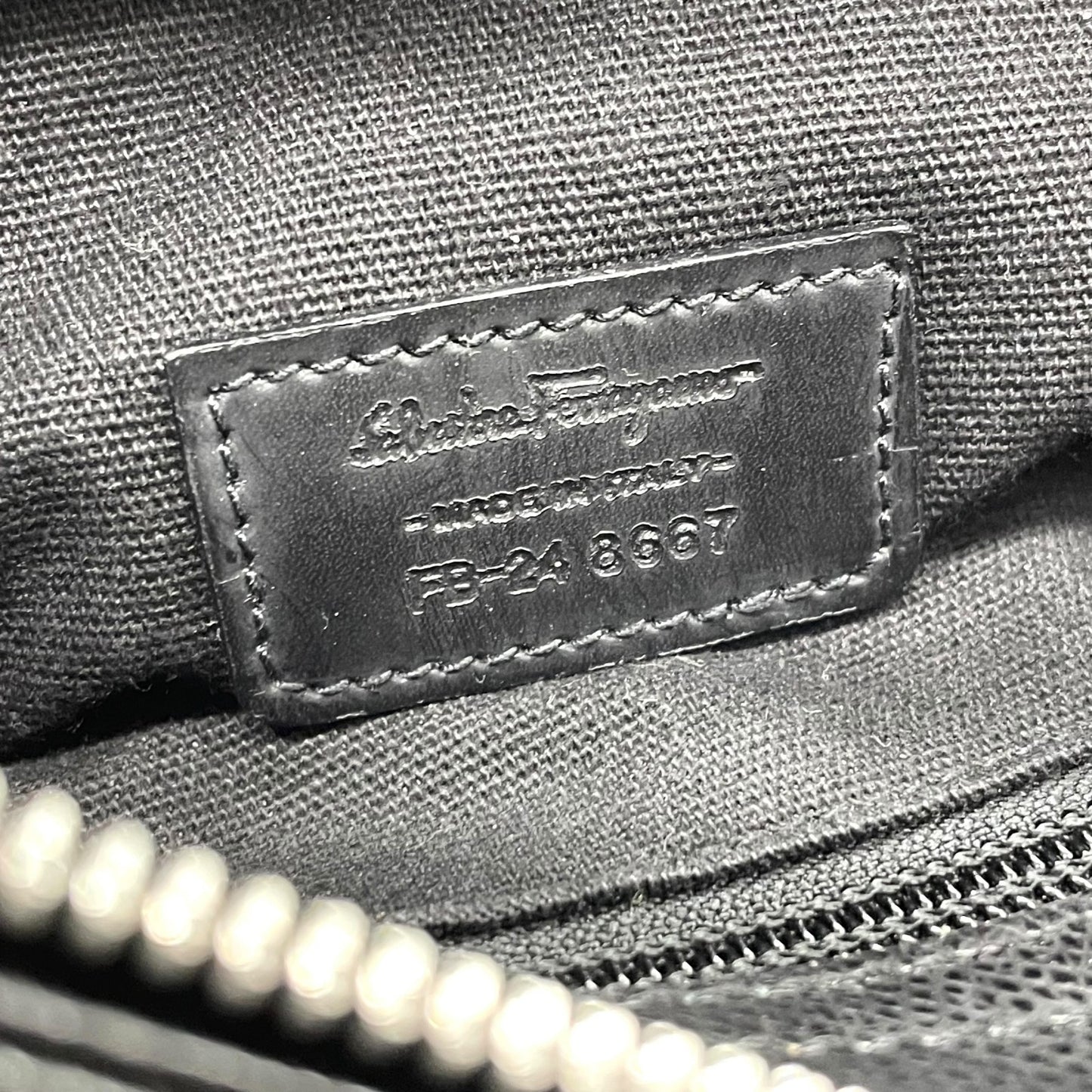 フェラガモ Salvatore Ferragamo ショルダーバッグ サコッシュ 黒 ブラック レザー シルバー金具 ロゴストラップ 斜め掛け可 メンズ K6