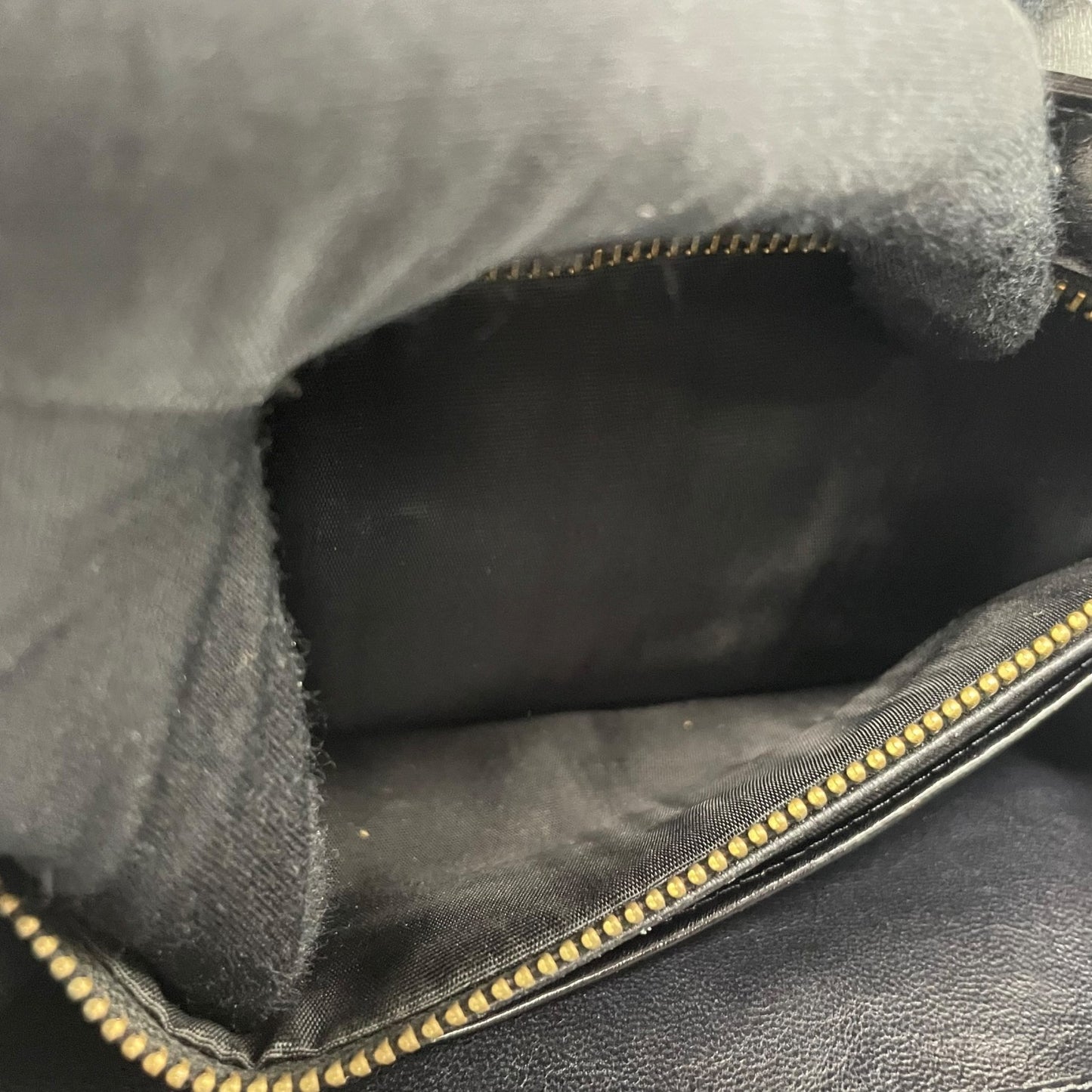 美品 CELINE セリーヌ ショルダーバッグ 黒 ブラック レザー 馬車金具 ゴールド金具 ホースキャリッジ サルキー ヴィンテージ レディース オールドセリーヌ 斜め掛け可 フラップ開閉 C1