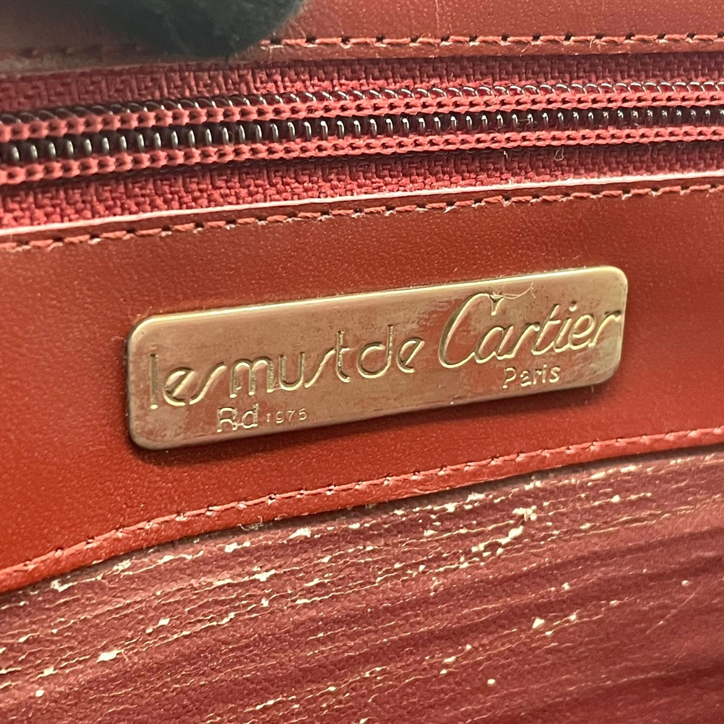 美品 Cartier カルティエ マストライン ショルダーバッグ レザー 赤 ボルドー ワインレッド フラップ開閉 ゴールド金具 肩掛け可 レディース 2Cモチーフ B5