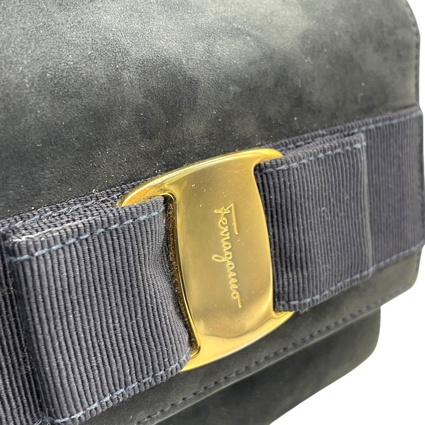 Salvatore Ferragamo フェラガモ ヴァラリボン チェーンショルダー ショルダーバッグ ミニバッグ ネイビー スエード ゴールド金具 レディース K10