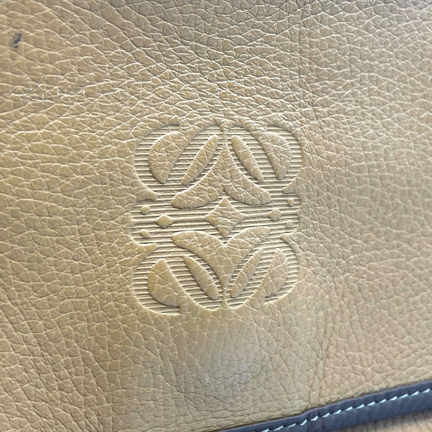 Authentic LOEWE Anagram Leather Shoulder Bag Camel Brown Embossed Logo Crossbody Vintage Archive Women