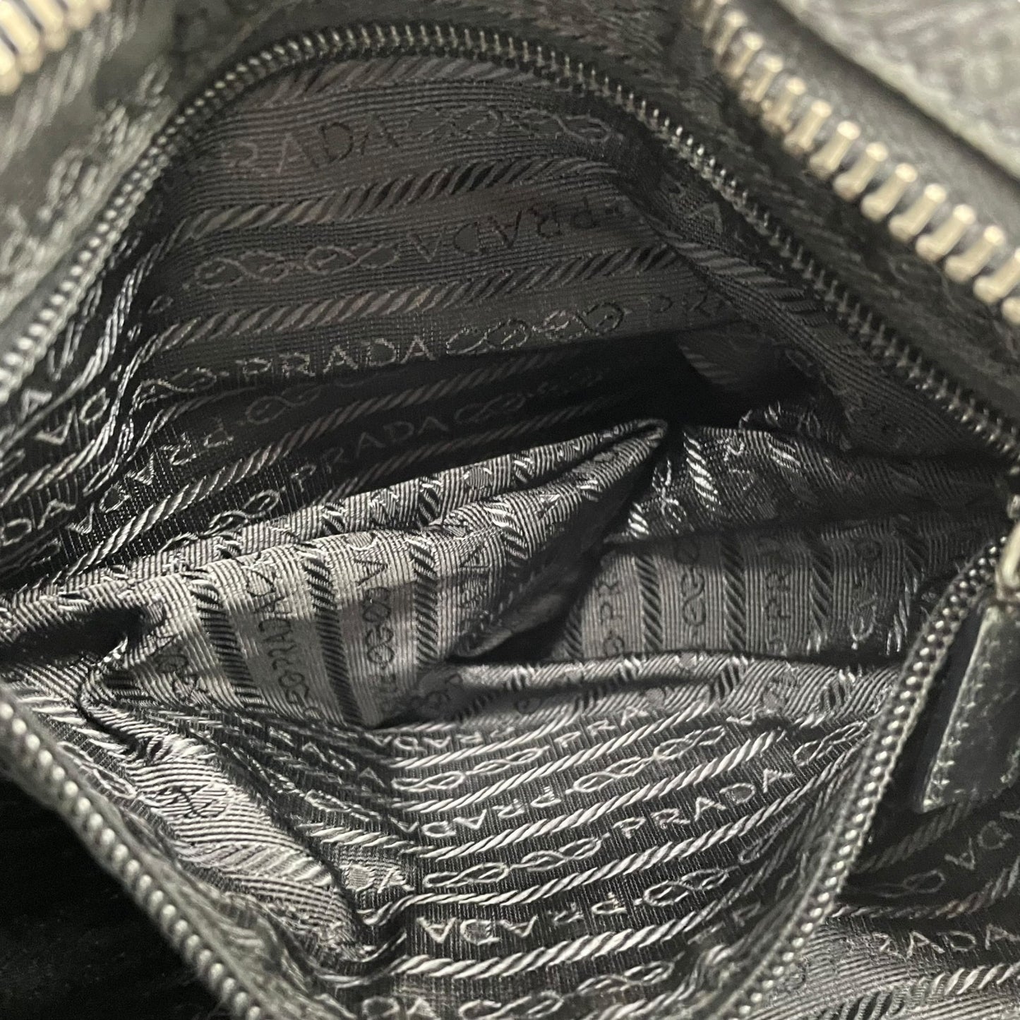 PRADA プラダ ショルダーバッグ ナイロン レザー 黒 ブラック NERO 三角プレートロゴ トライアングルロゴ シルバー金具 斜め掛け可 メンズ レディース K13