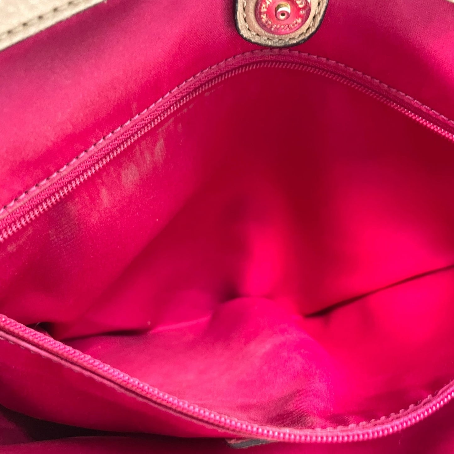 COACH コーチ トートバッグ ハンドバッグ ベージュ レザー ゴールド金具 肩掛け可 ホースロゴ ロゴチャーム ファスナー開閉 レディース E10